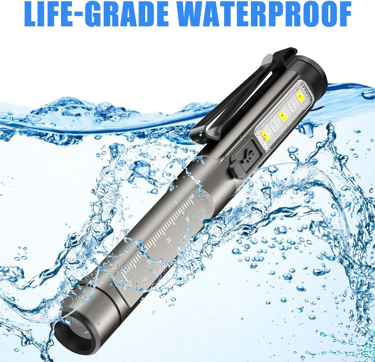 Eine silberne Taschenlampe mit LEDs im Wasser, mit Spritzern und Blasen.