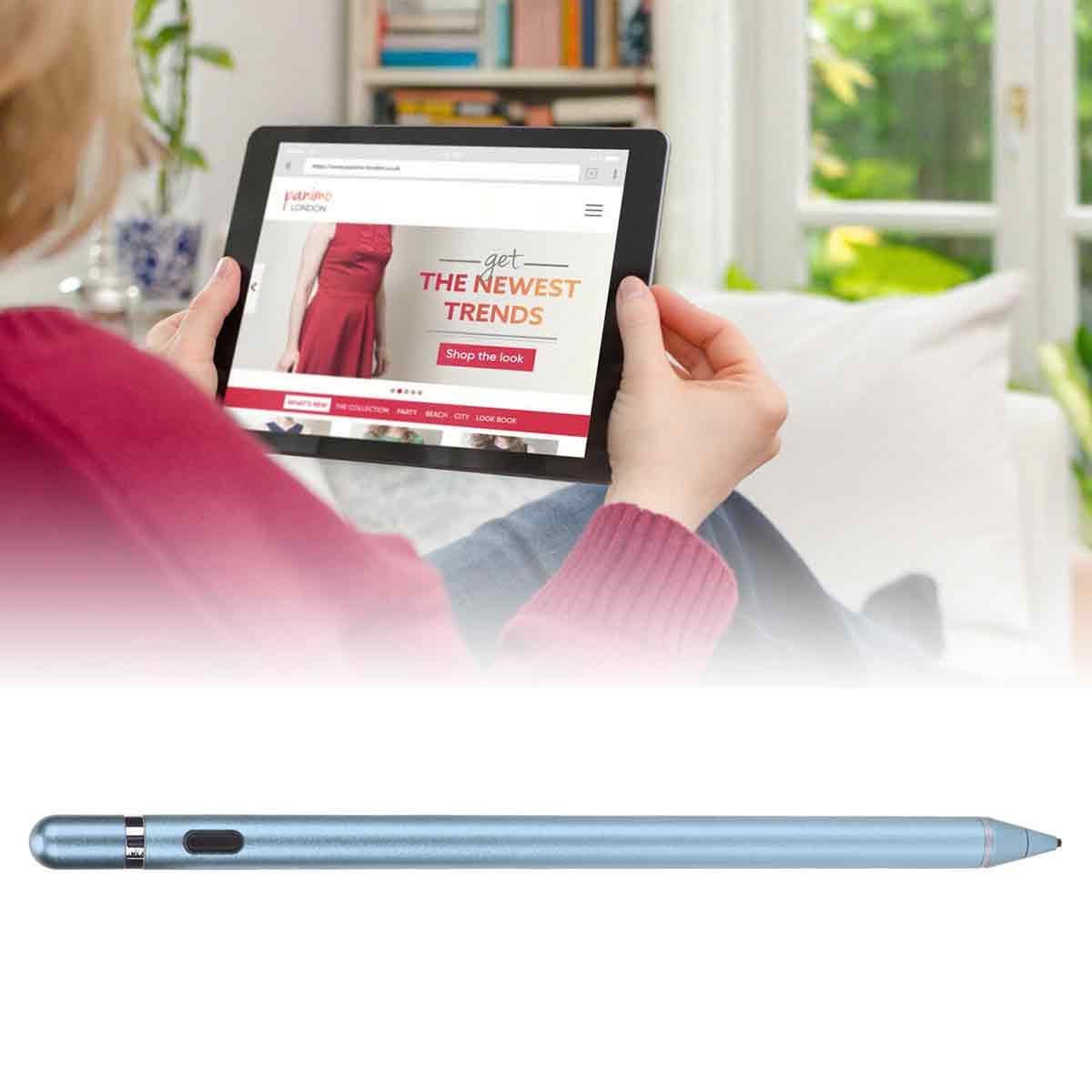 Frau hält Tablet mit Modetrends, darunter ein hellblaues Stift.