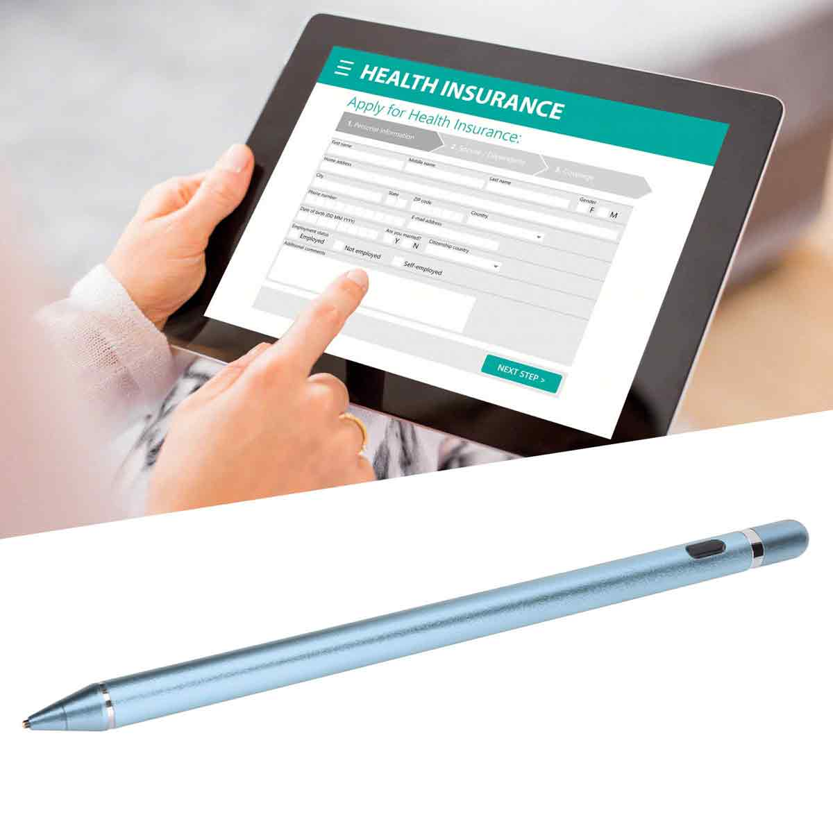 Hände benutzen ein Tablet, um ein Krankenversicherungsformular auszufüllen. Ein Stift liegt darunter.