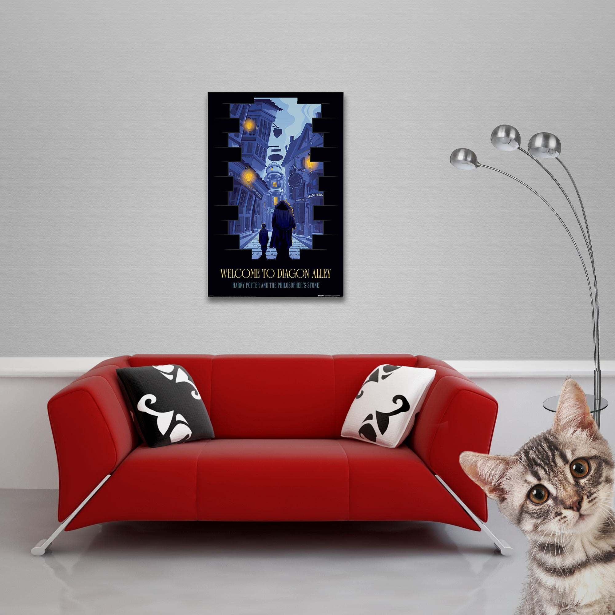 Ein Poster von Diagon Alley über einem roten Sofa, mit einer Katze, die von rechts ins Bild schaut.