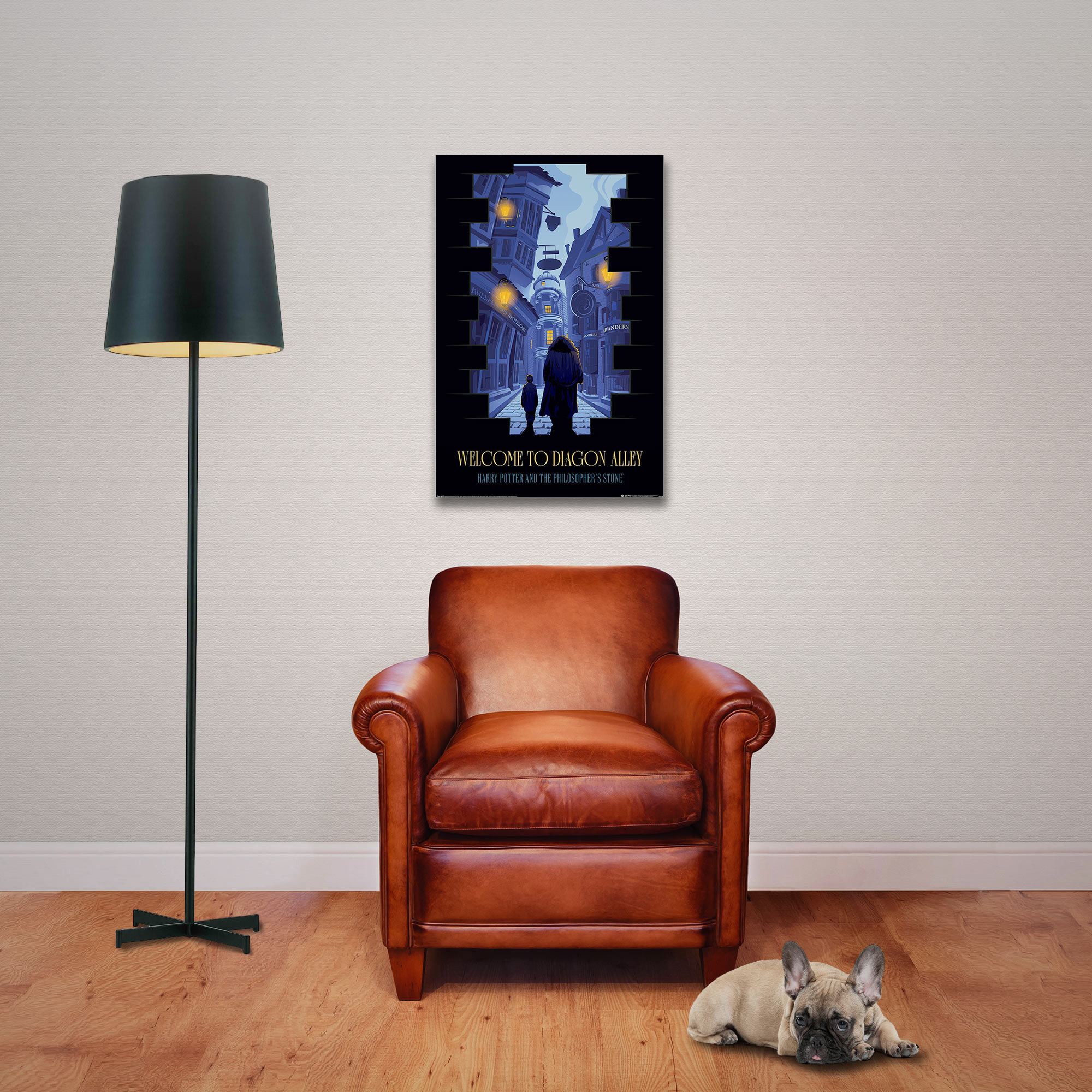 Ein Hund liegt vor einem braunen Ledersessel mit einem Poster von Diagon Alley.