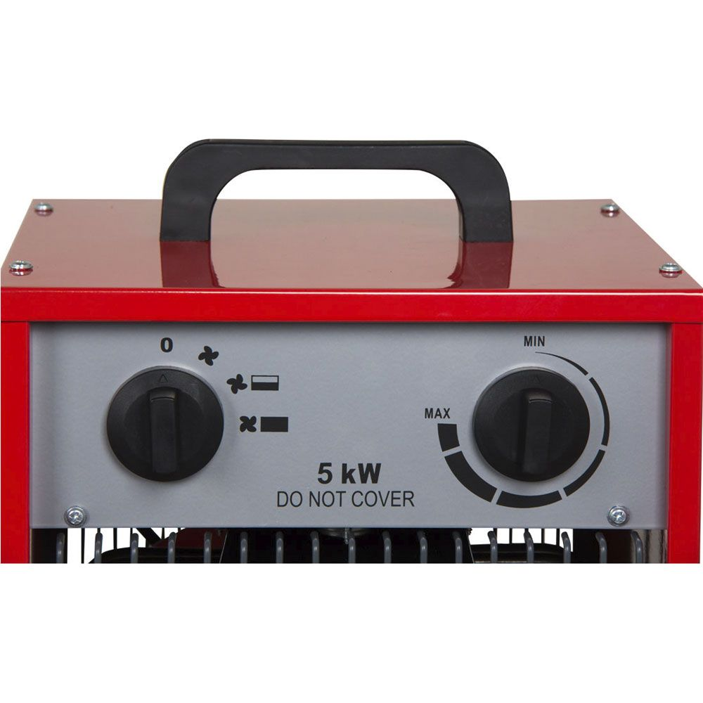 Ein roter Heizlüfter mit schwarzen Bedienelementen und Griff, 5 kW.