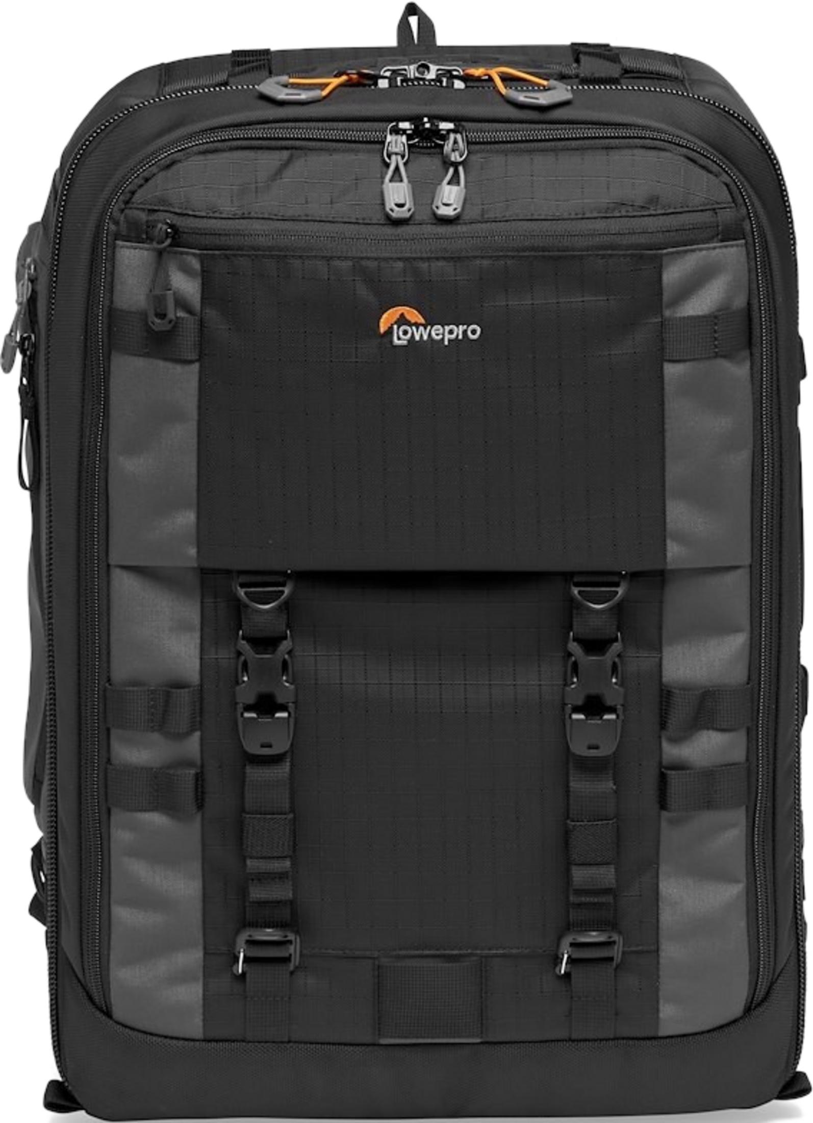 Ein schwarzer Rucksack mit dem Lowepro-Logo und orangefarbenen Akzenten.