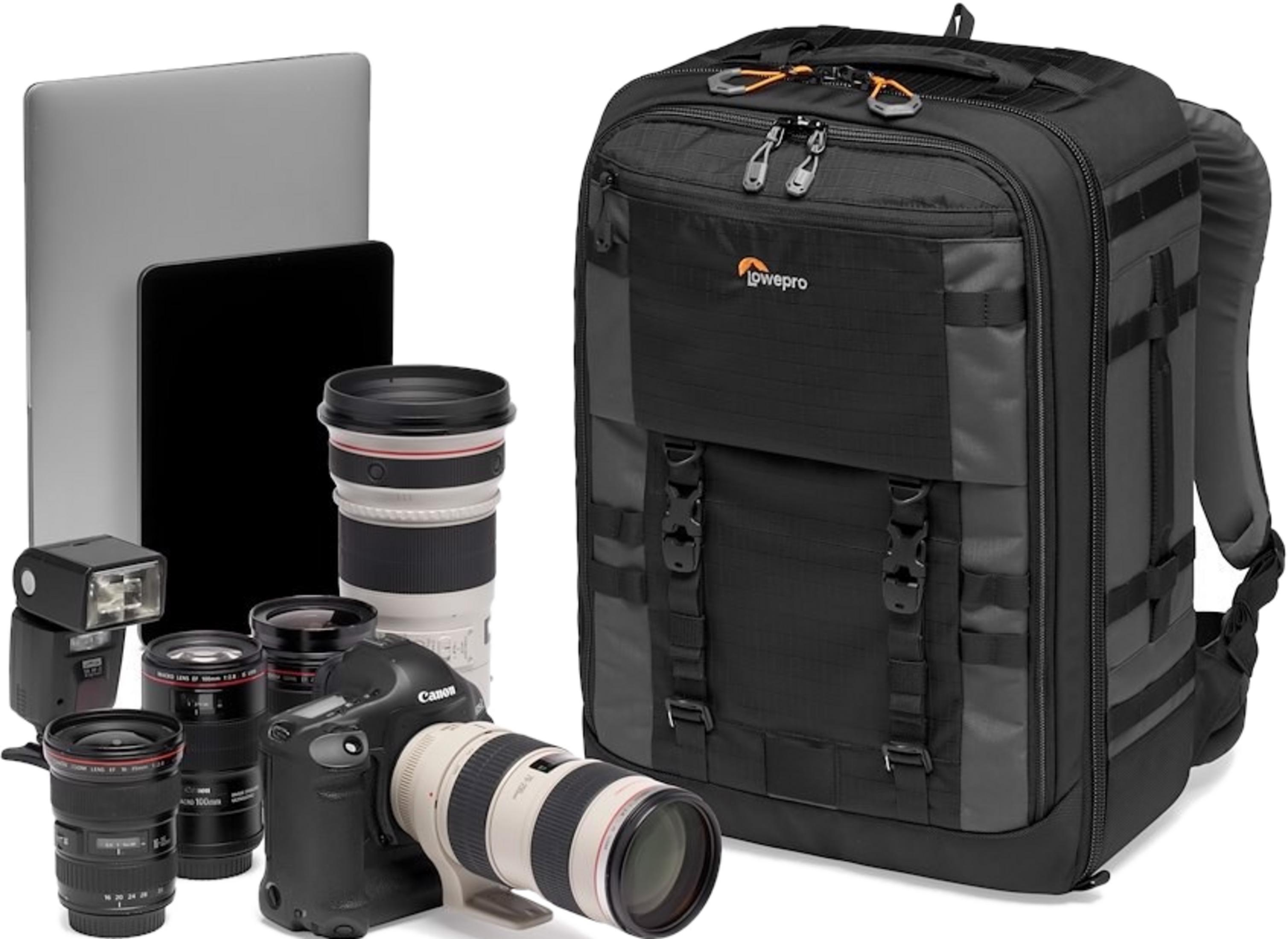 Ein Rucksack mit Kamera, Objektiven, Blitz, Laptop und Tablet.