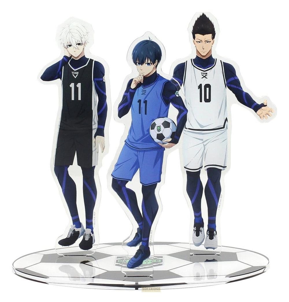 Drei Anime-Figuren in Fußballtrikots stehen auf einem Fußballfeld-Ständer.