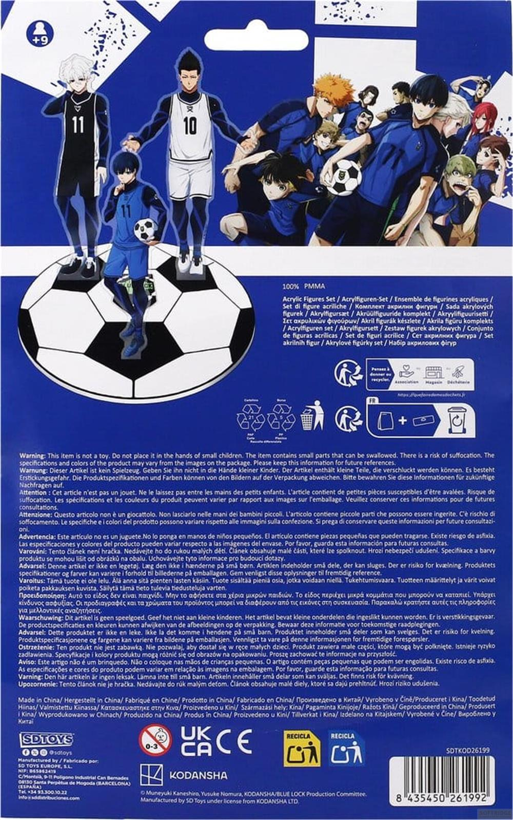 Anime-Figuren auf einem Fußball. Gruppe von Figuren mit blauen und weißen Trikots.