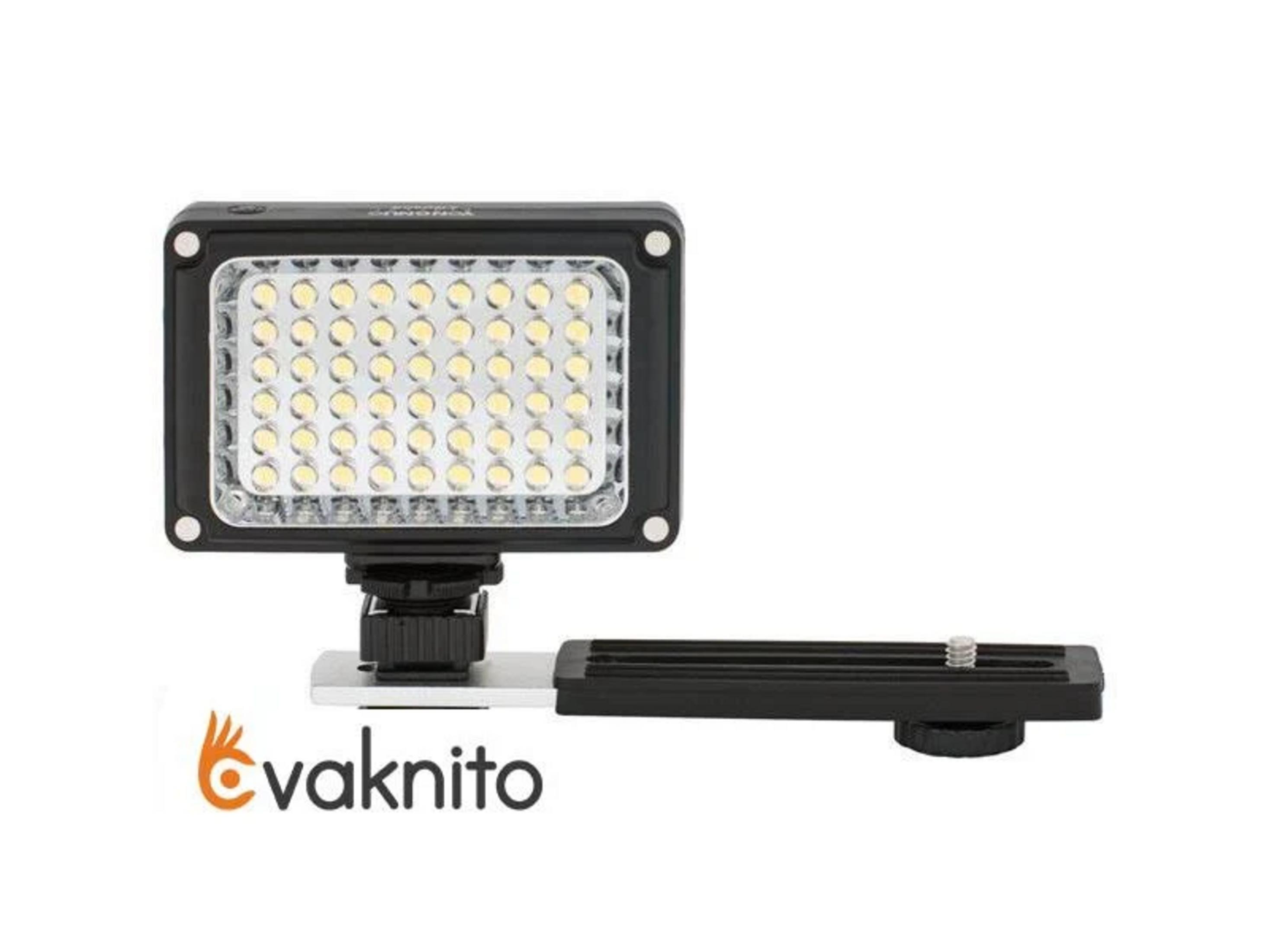 Ein schwarzes LED-Licht mit Halterung und Logo auf weißem Hintergrund.