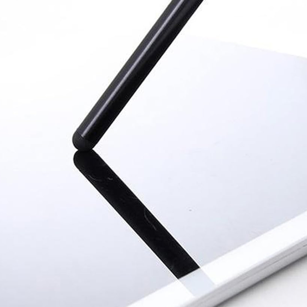 Ein schwarzer Stift ruht auf einem weißen Tablet-Bildschirm und wirft eine Reflexion.