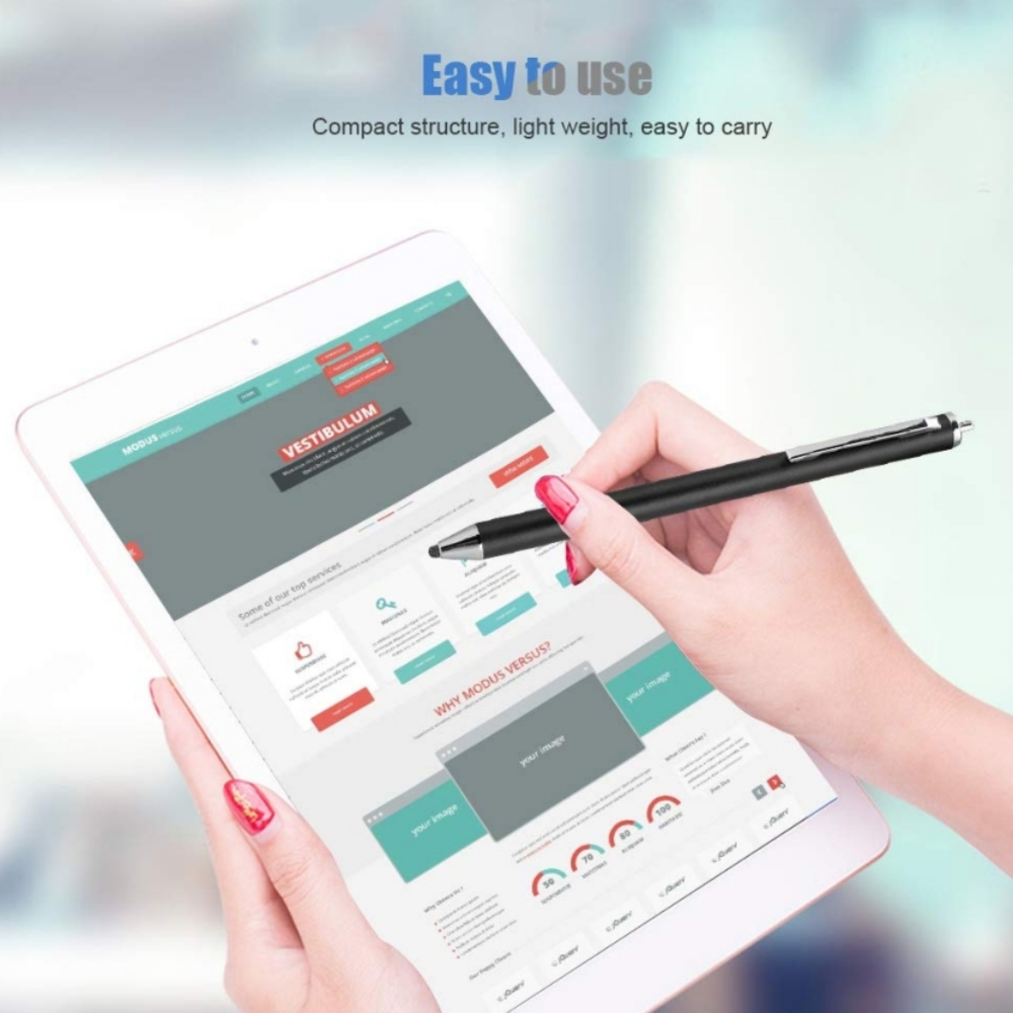 Eine Hand hält einen schwarzen Stift über einem Tablet, das eine Website anzeigt.