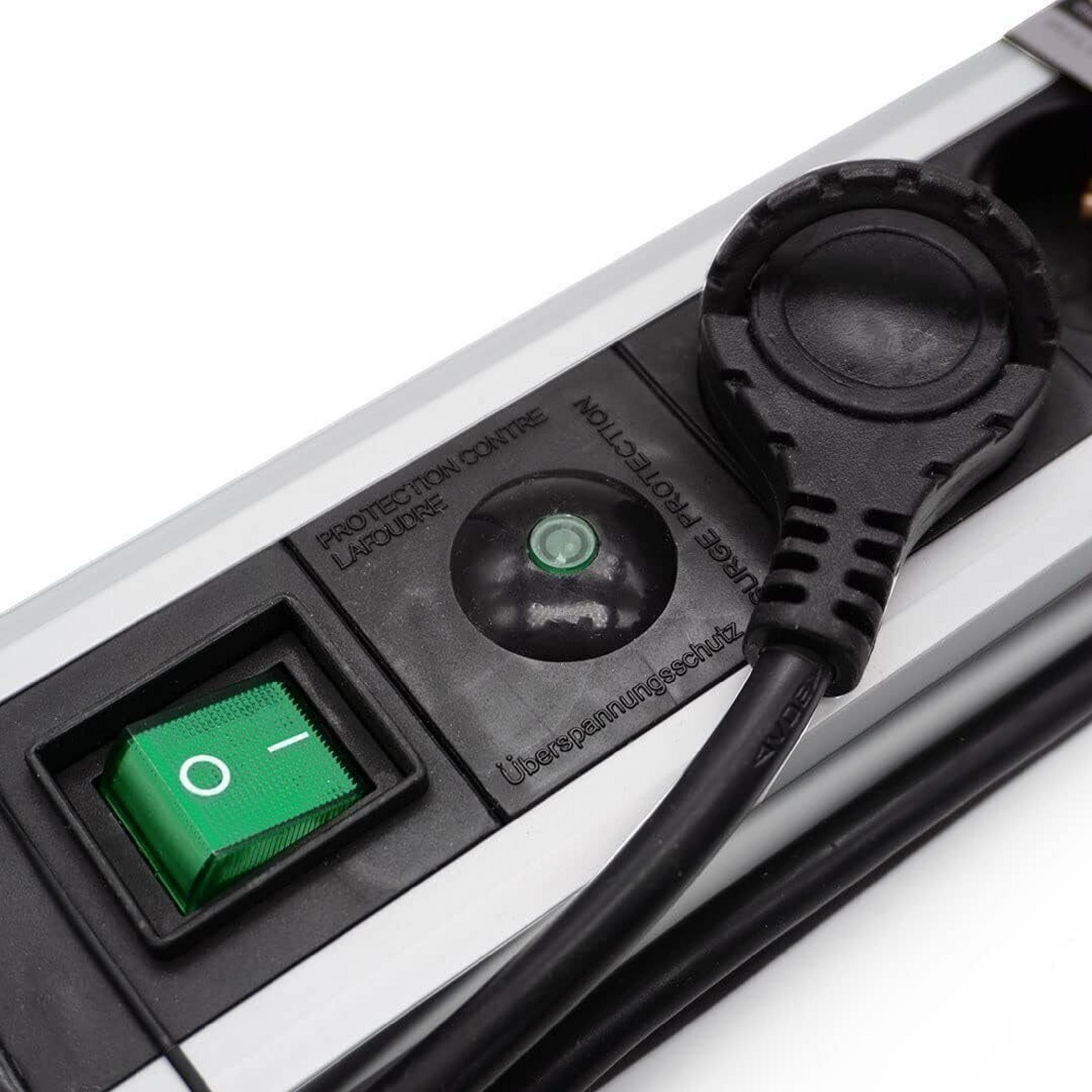 Un interruptor verde con círculo y línea, junto a un cable negro y una lámpara.