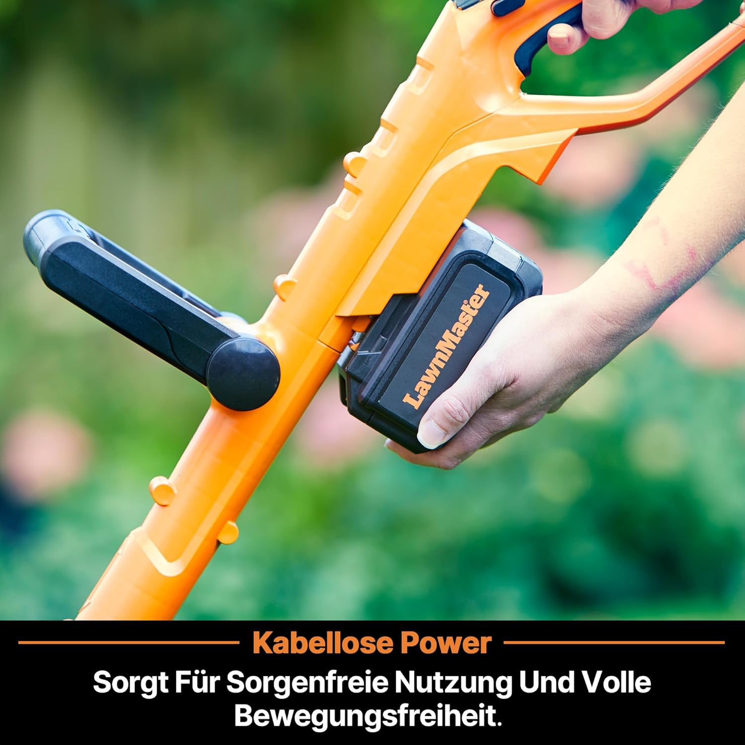 Hand hält orange Akku-Rasenmäher mit schwarzem Griff und Akku.