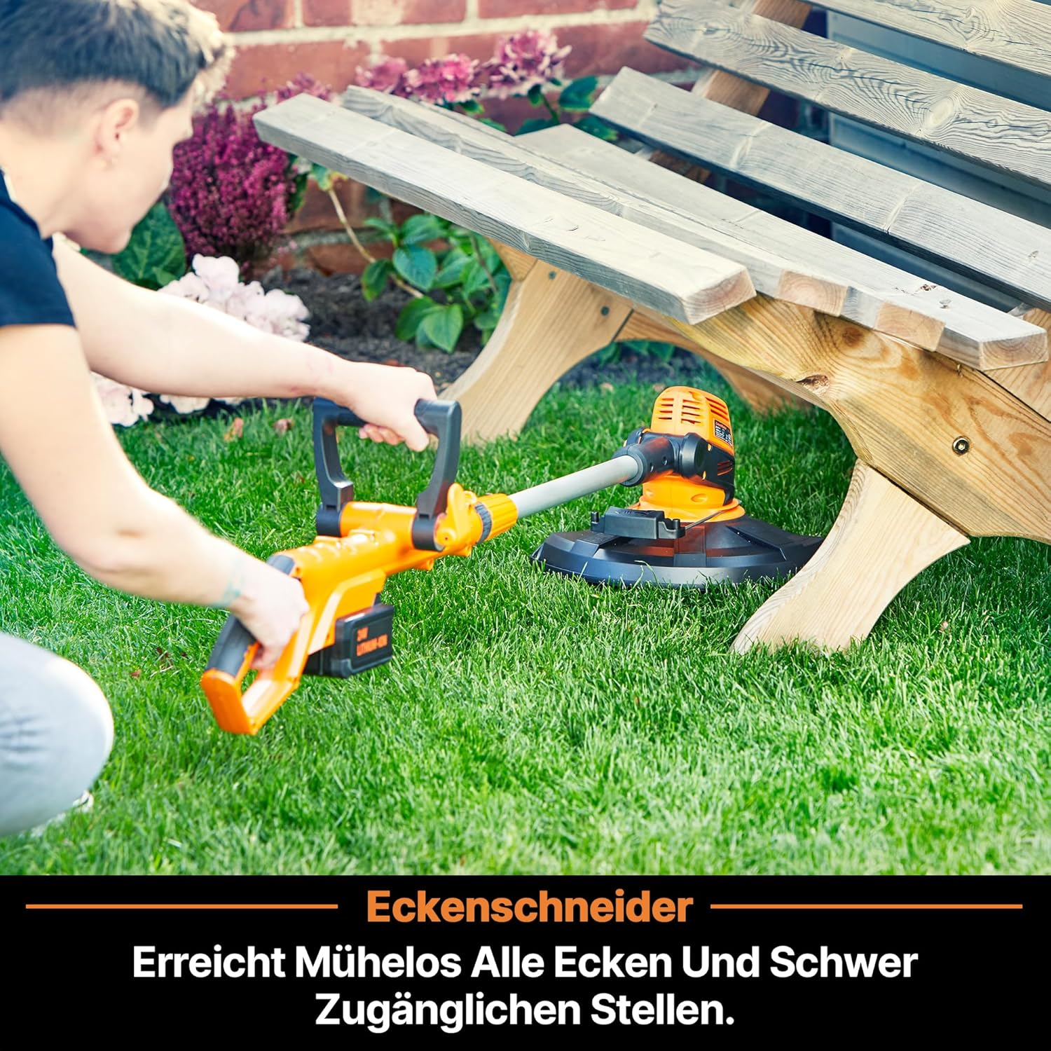 Mann trimmt Rasen mit einem orangefarbenen Trimmer unter einer Holzbank.