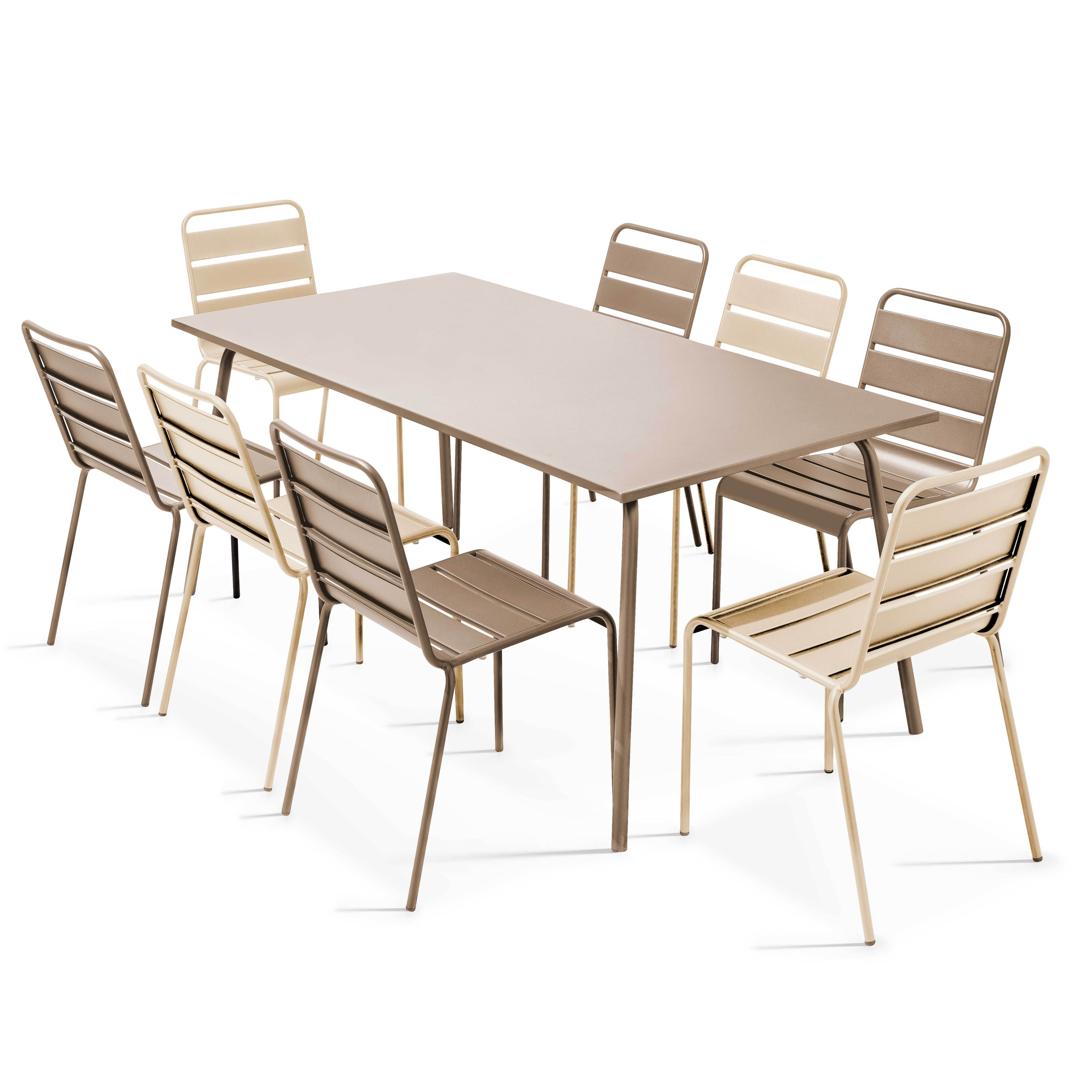 Ein rechteckiger Tisch mit acht Stühlen in verschiedenen Brauntönen.