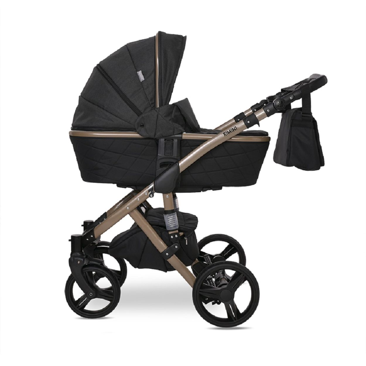 Ein schwarzer Kinderwagen mit goldfarbenem Rahmen, verstellbarem Griff und Tasche.