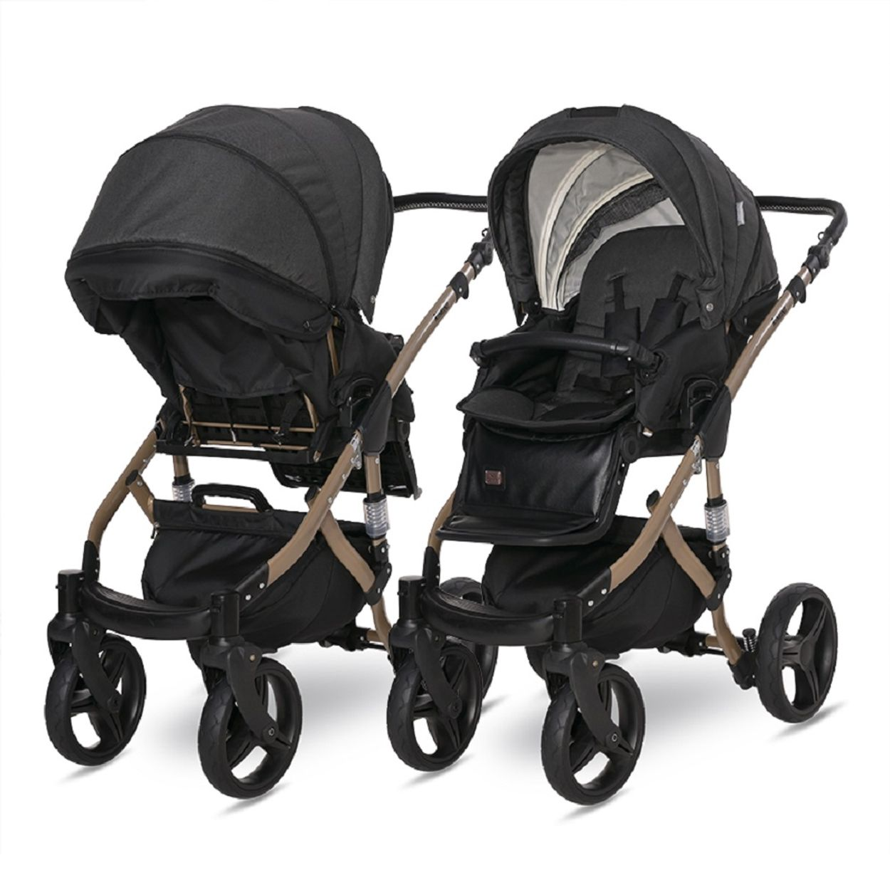 Zwei schwarze Kinderwagen nebeneinander auf weißem Hintergrund.