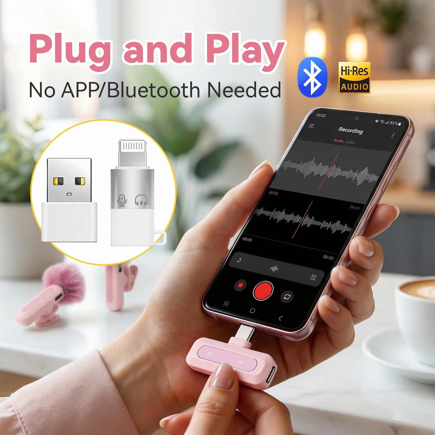 Hand hält Smartphone mit Aufnahme-App, verbunden mit rosa Mikrofonadapter. Nahaufnahme.