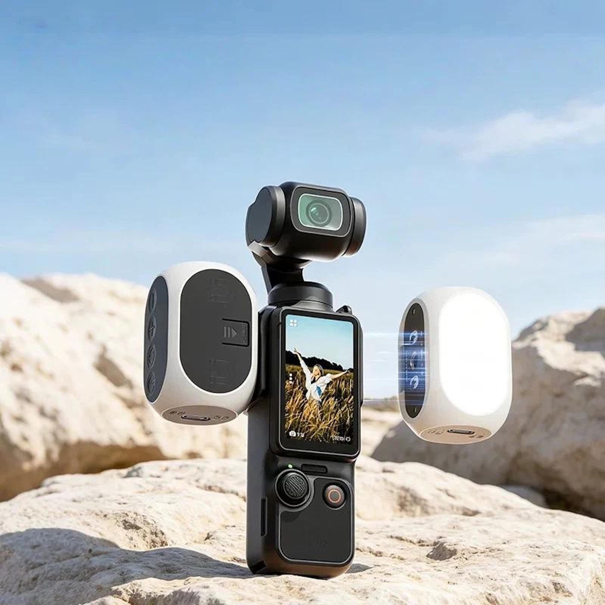 Gimbal mit Kamera, Bildschirm und zwei Lichtern auf Felsen.