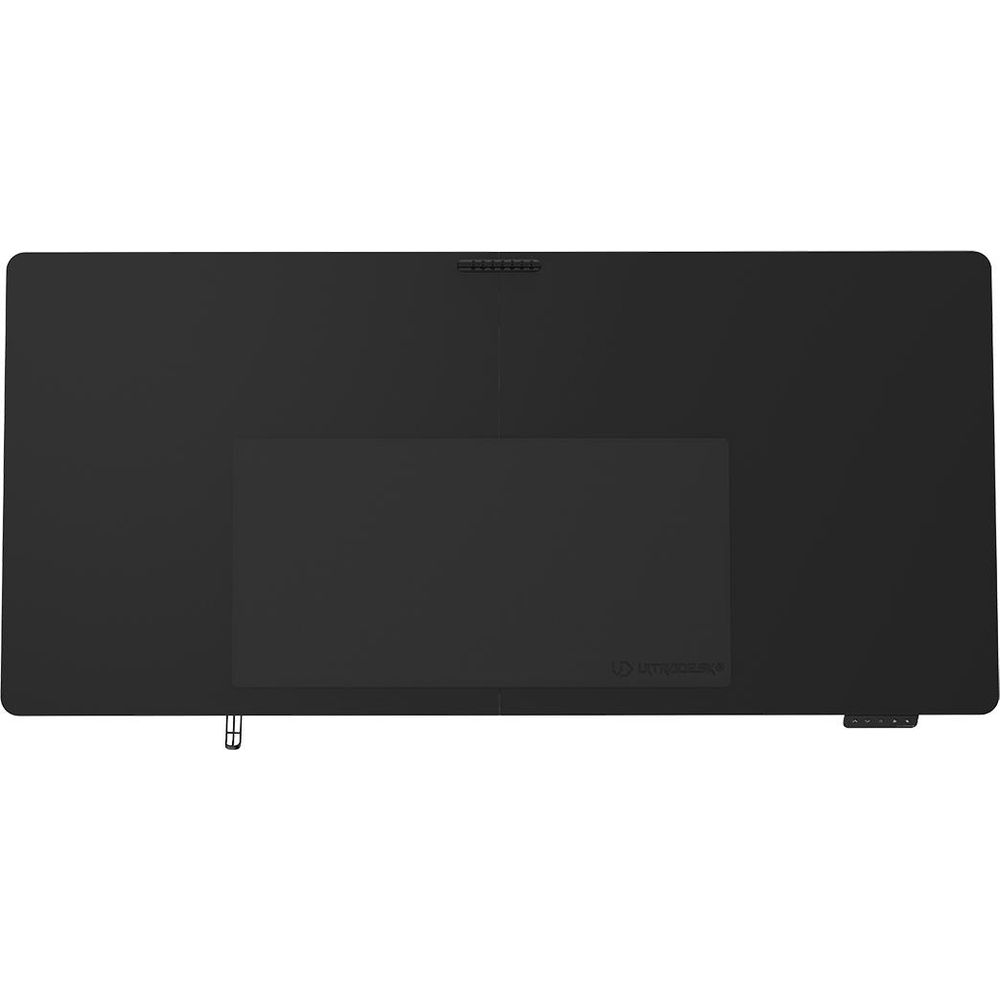 Schwarze Schreibtischmatte mit minimalem Logo, auf einer Tischplatte liegend.