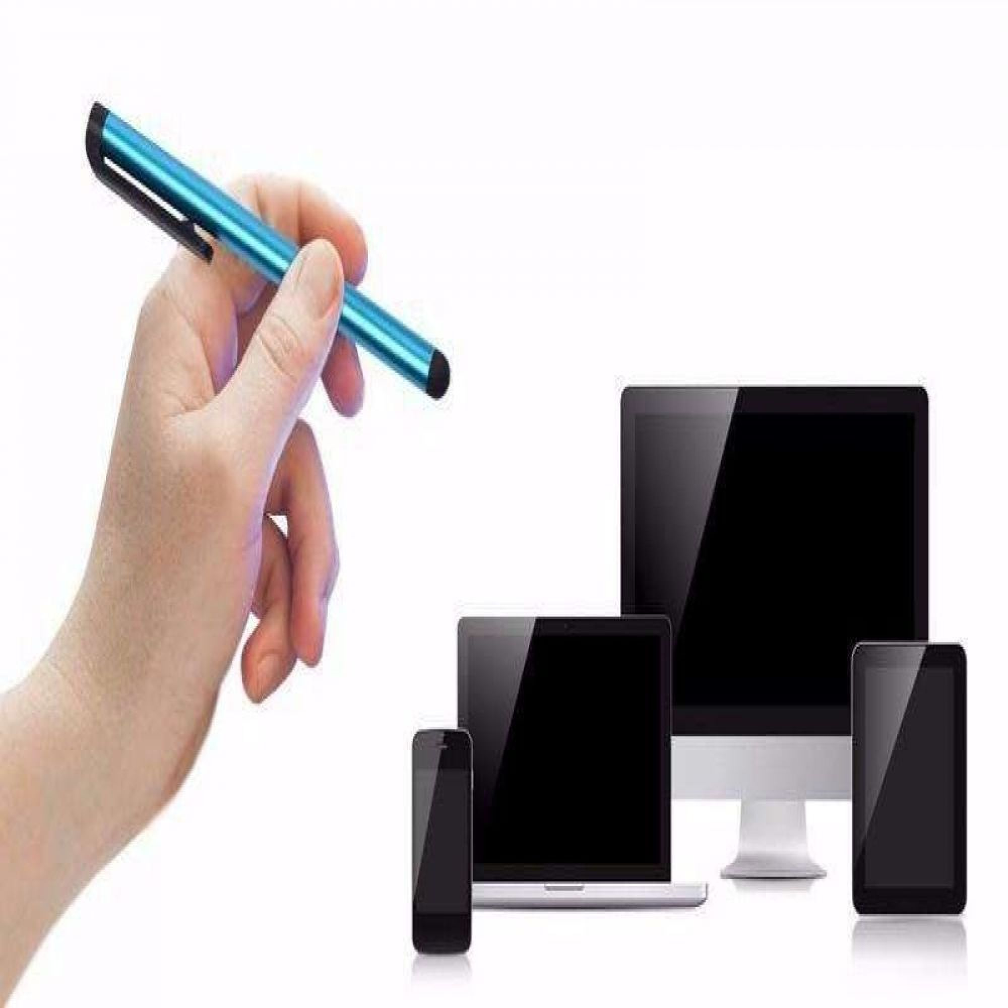 Eine Hand hält einen blauen Stift. Daneben sind ein Laptop, ein Computer und ein Tablet.