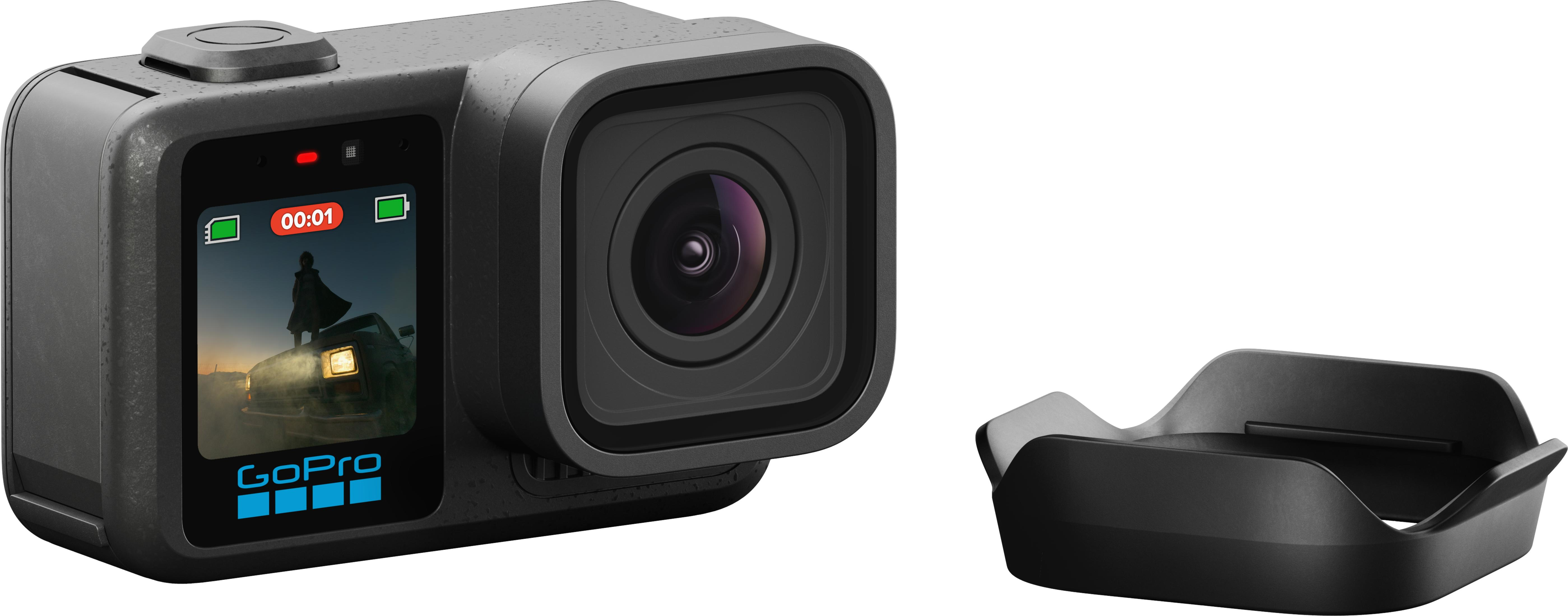 Una cámara GoPro gris con pantalla que muestra a una persona y un accesorio al lado.