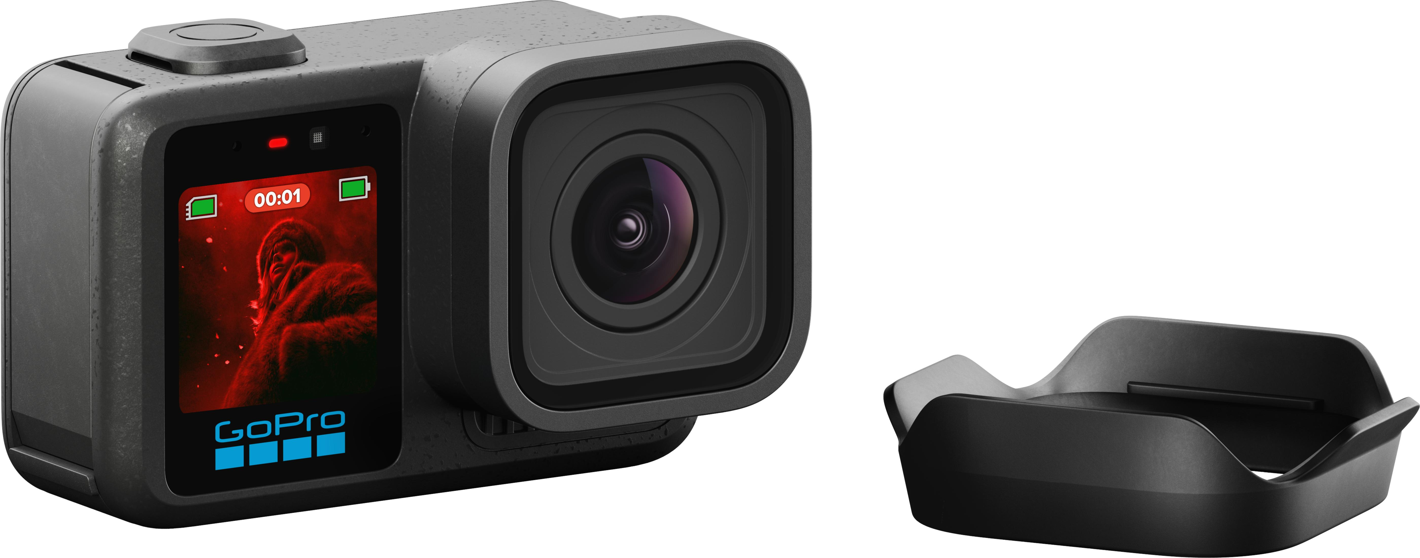 Beyaz arka plan üzerinde lensi ve aksesuarı olan siyah GoPro kamera.