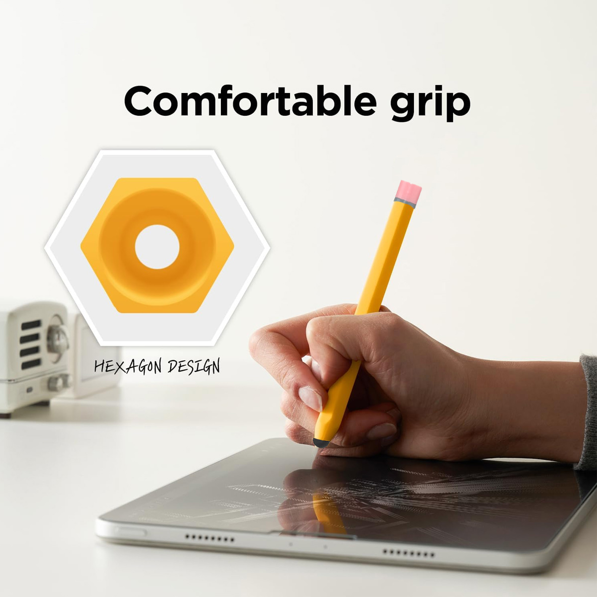 Gelber Stift mit sechseckigem Griff, der auf einem Tablet verwendet wird.