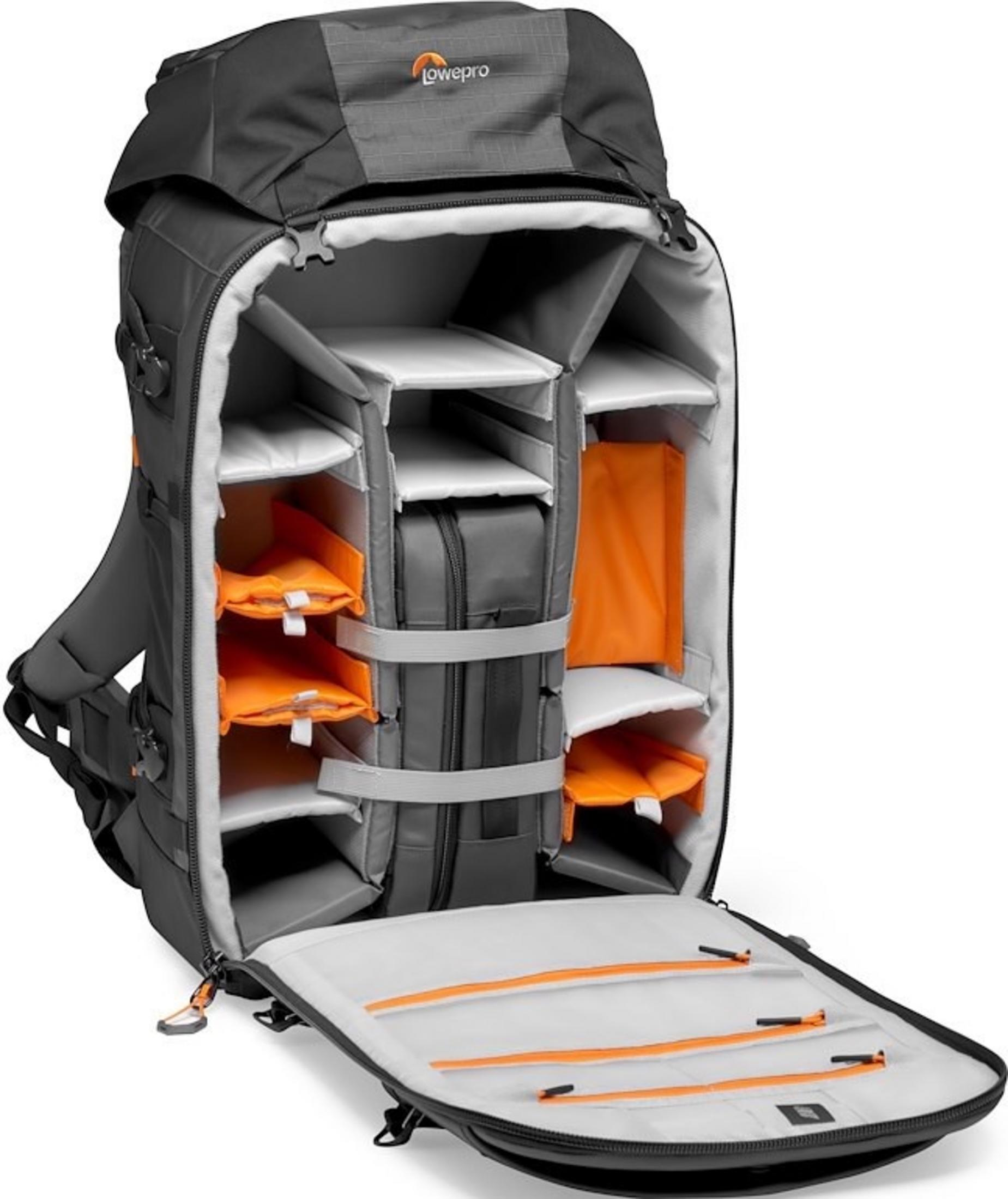 Ein offener grauer Lowepro-Rucksack mit orangefarbenen und weißen Einsätzen.