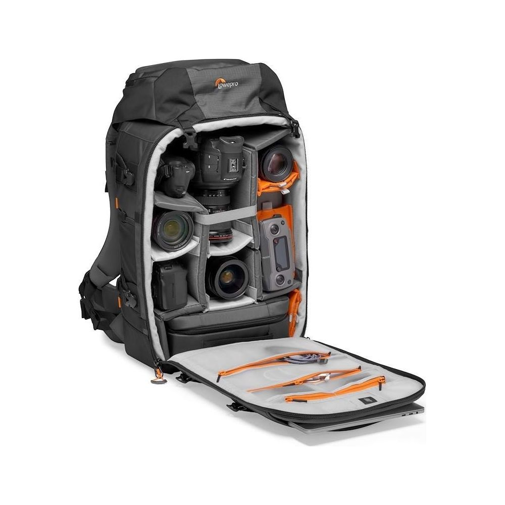 Ein offener Rucksack für Kameraausrüstung mit Kameras, Objektiven und Zubehör.