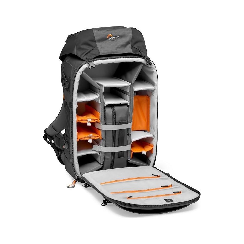 Ein schwarzer und grauer Lowepro-Kamerarucksack ist geöffnet und zeigt gepolsterte Fächer und orangefarbene Taschen.