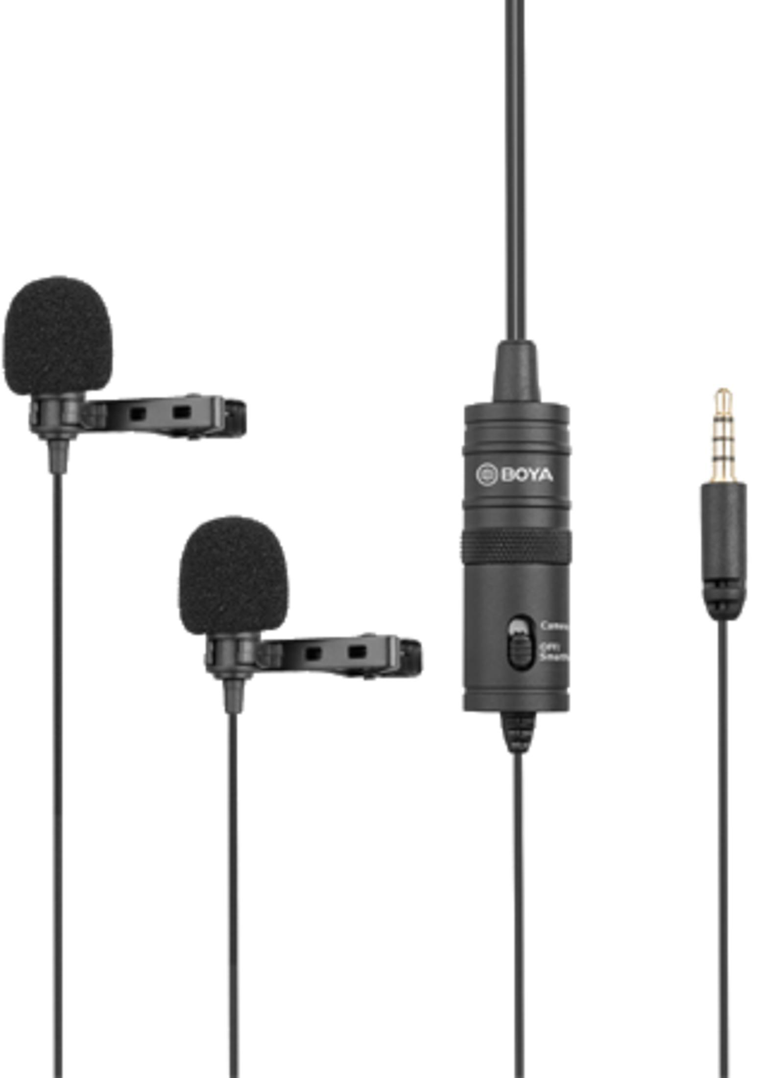 Dos micrófonos de solapa negros con cables y un adaptador BOYA con jack de 3.5mm.