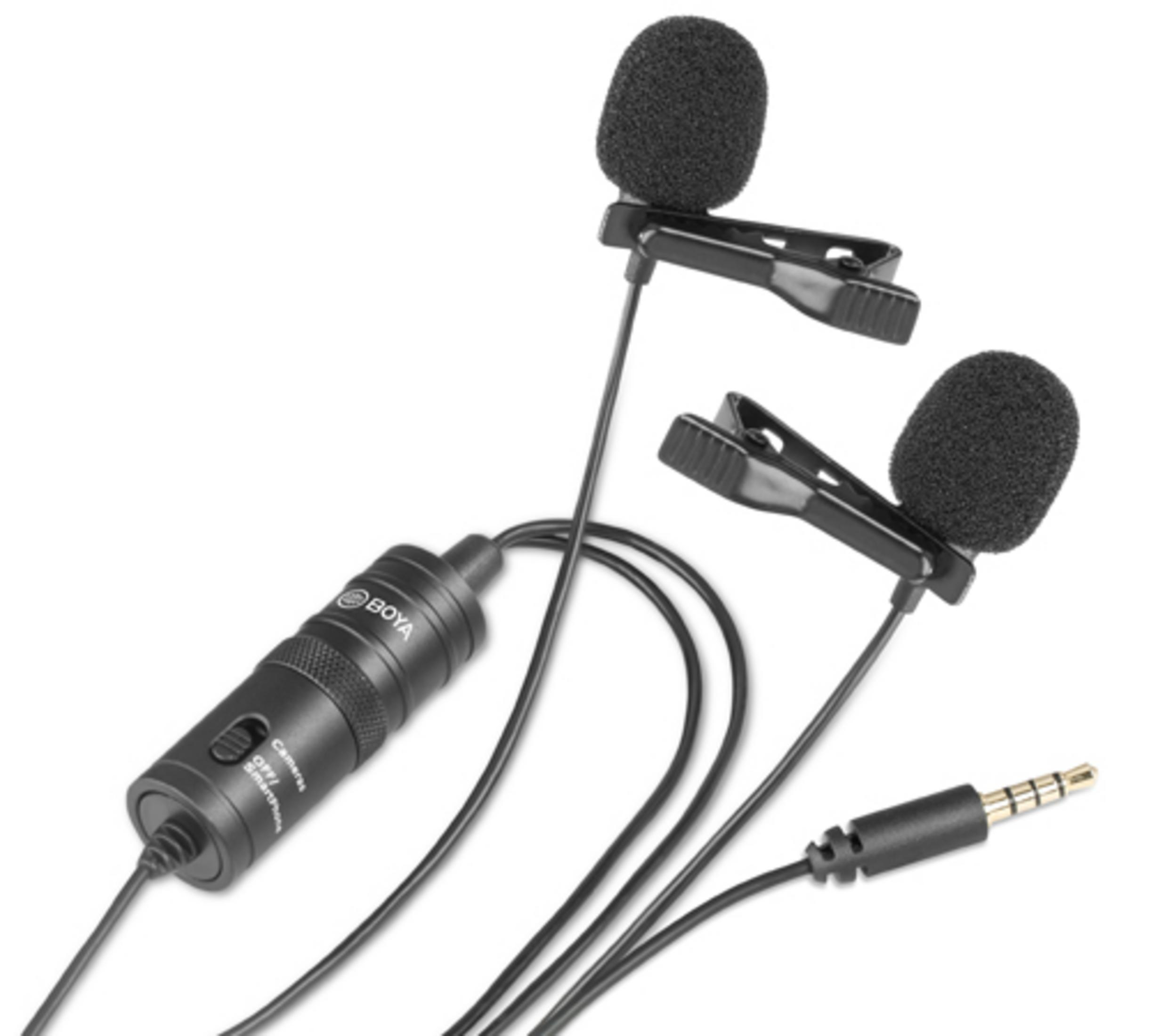 Dos micrófonos de solapa negros con cables y un conector sobre fondo blanco.
