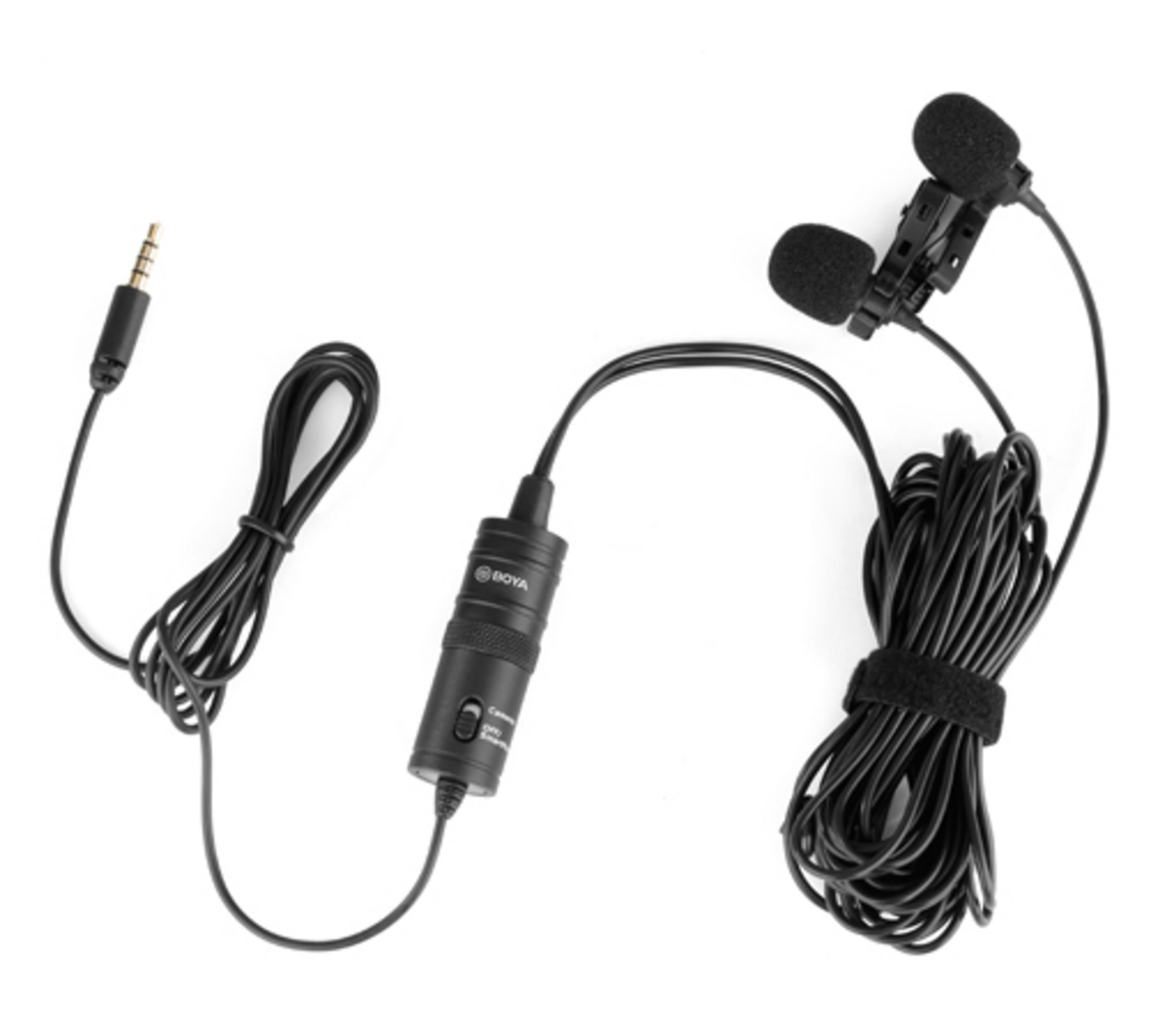 Dos micrófonos de solapa con cables y conector de 3,5 mm sobre fondo blanco.