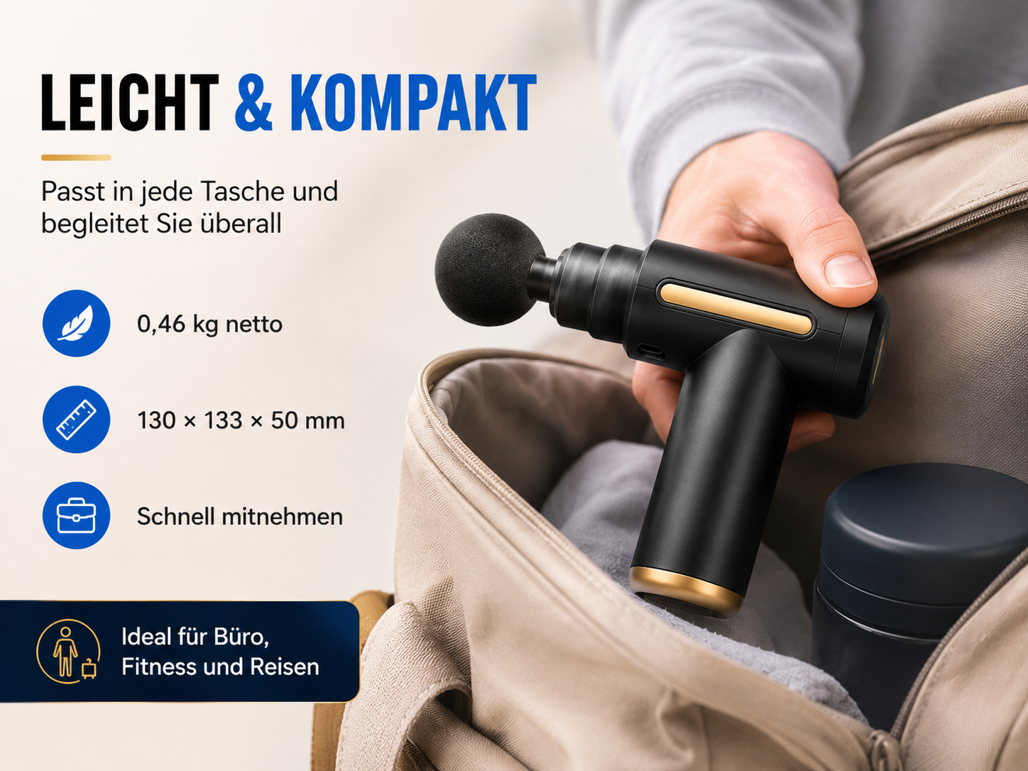 Hand hält schwarzes Massagegerät mit Golddetails neben einer Tasche.
