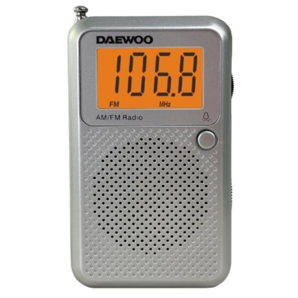 Radio DAEWOO AM/FM plateada con pantalla digital mostrando 106.8 MHz.
