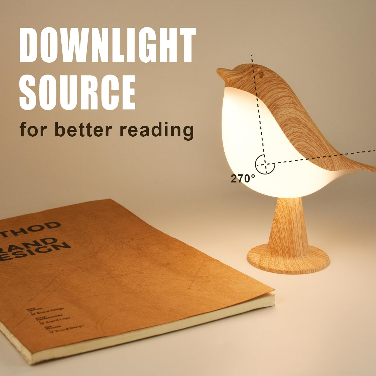 Ein Holzvogel-Nachttischlampen-Design leuchtet auf einem Tisch neben einem Notizbuch.