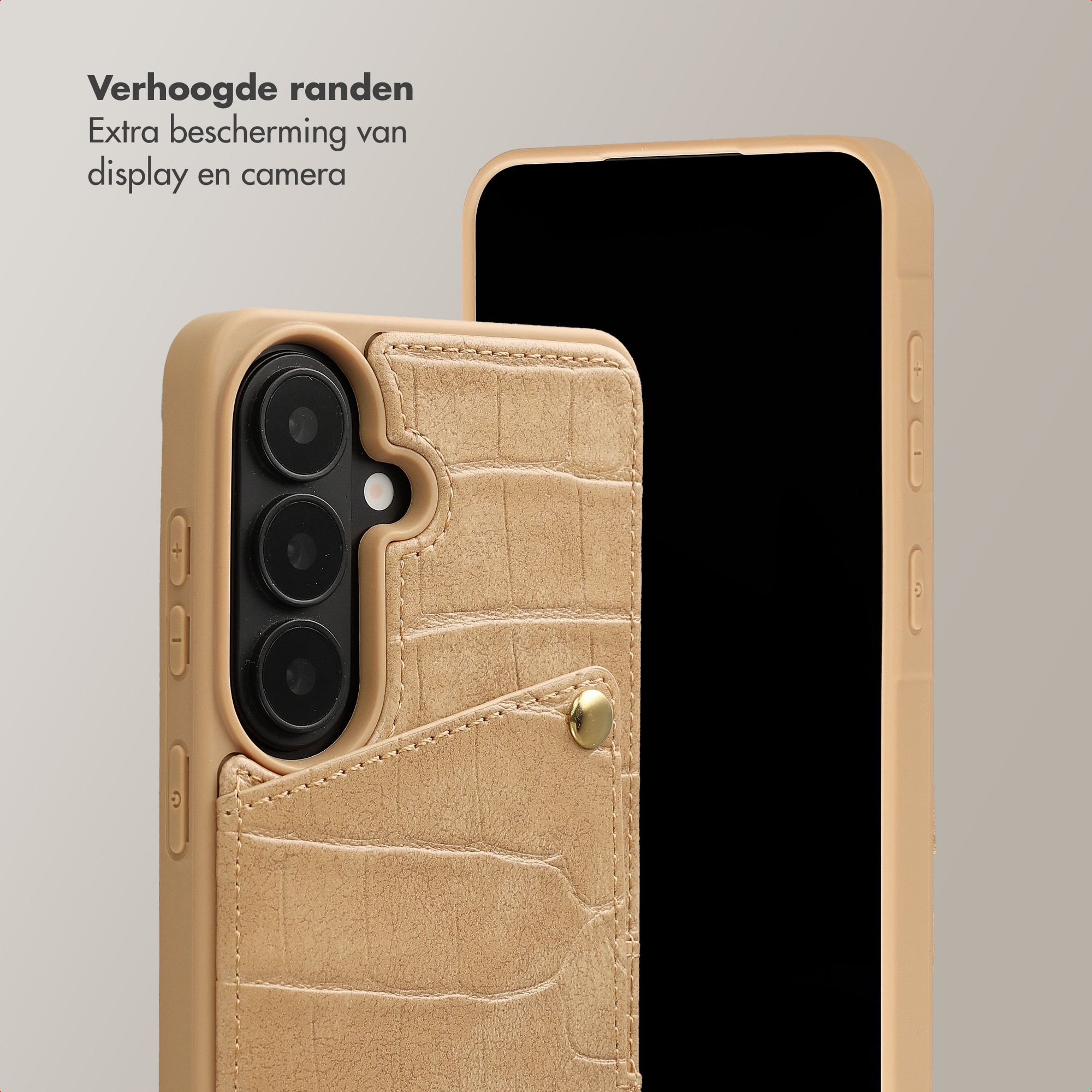 Une coque de téléphone beige effet croco avec porte-cartes à côté d'un smartphone.