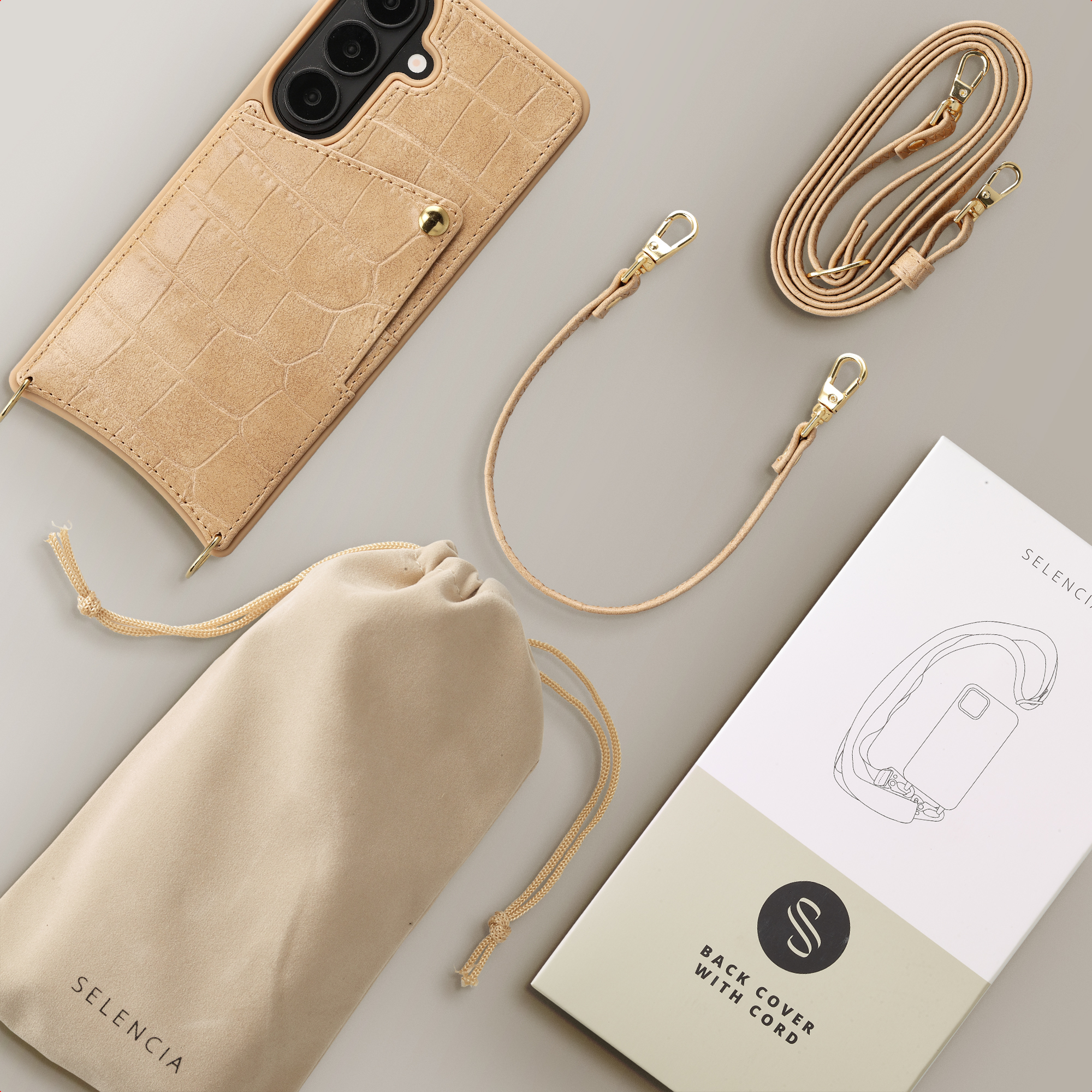 Une coque de téléphone beige façon croco avec poche, cordon et pochette.