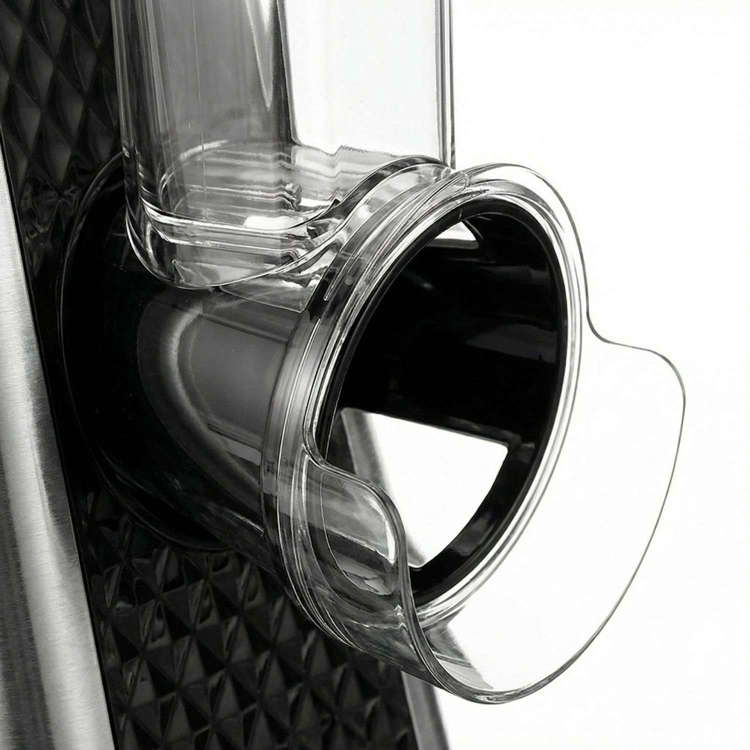 Nahaufnahme eines transparenten Auswurftrichters mit schwarzem Einsatz und Metallgehäuse.