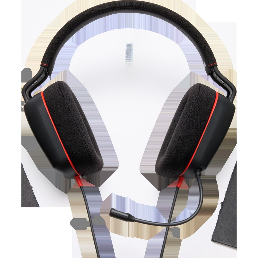 Casque noir avec accents rouges et micro, sur fond blanc.