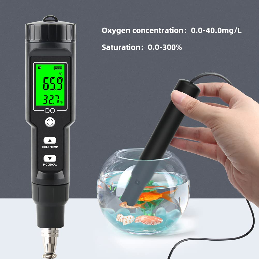 Ein schwarzer DO-Messer mit grünem Display wird in ein Aquarium mit Goldfischen getaucht.