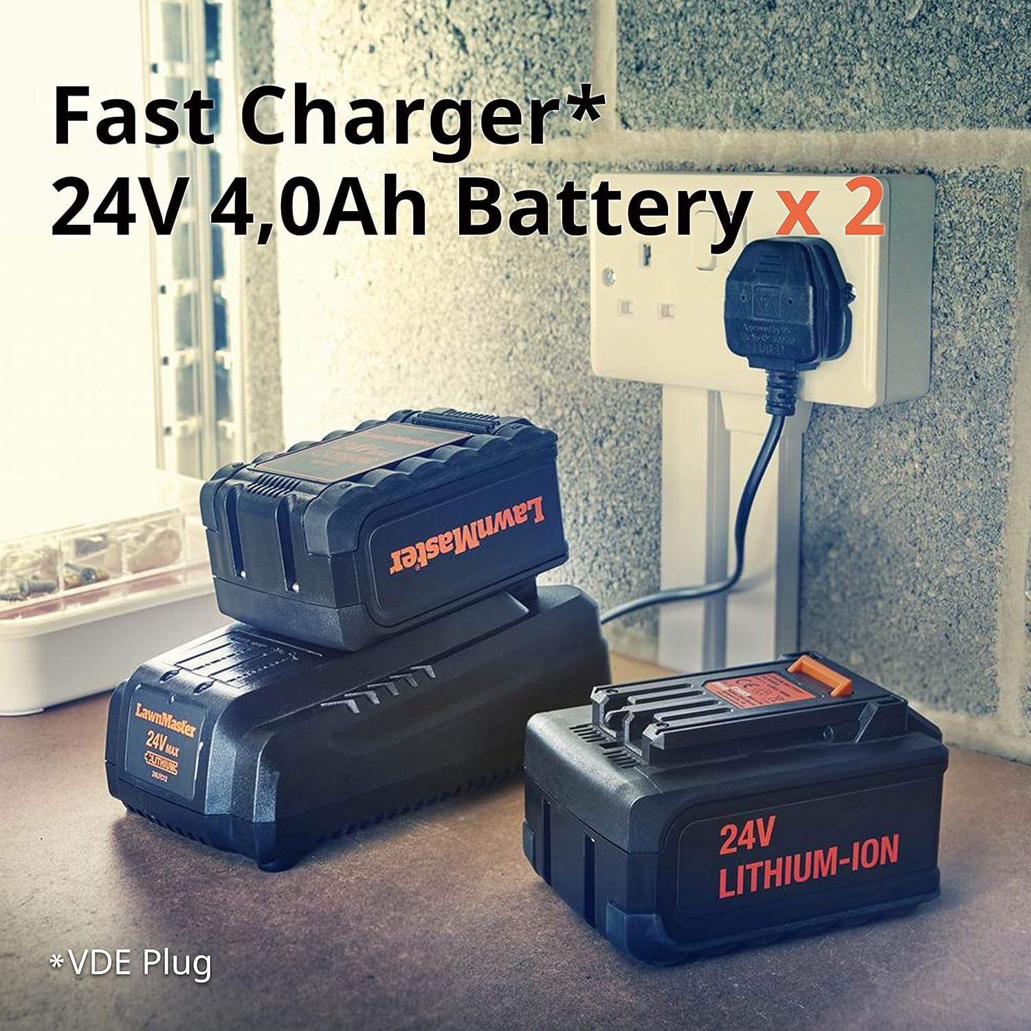 Zwei 24V Lithium-Ionen-Akkus und ein Ladegerät sind auf einem Tisch zu sehen.