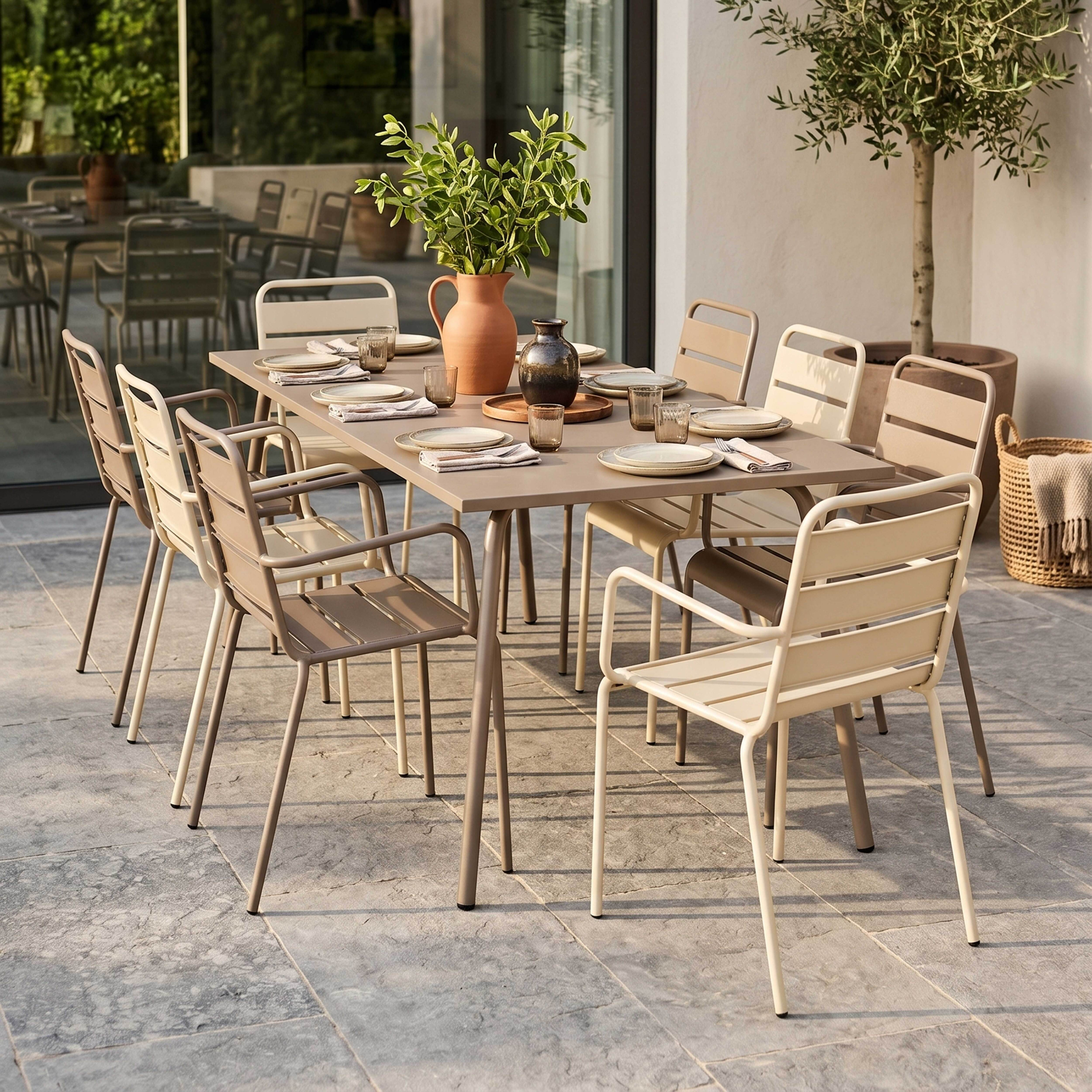 Eine Terrasse mit einem Tisch und Stühlen, dekoriert mit Pflanzen und Geschirr.