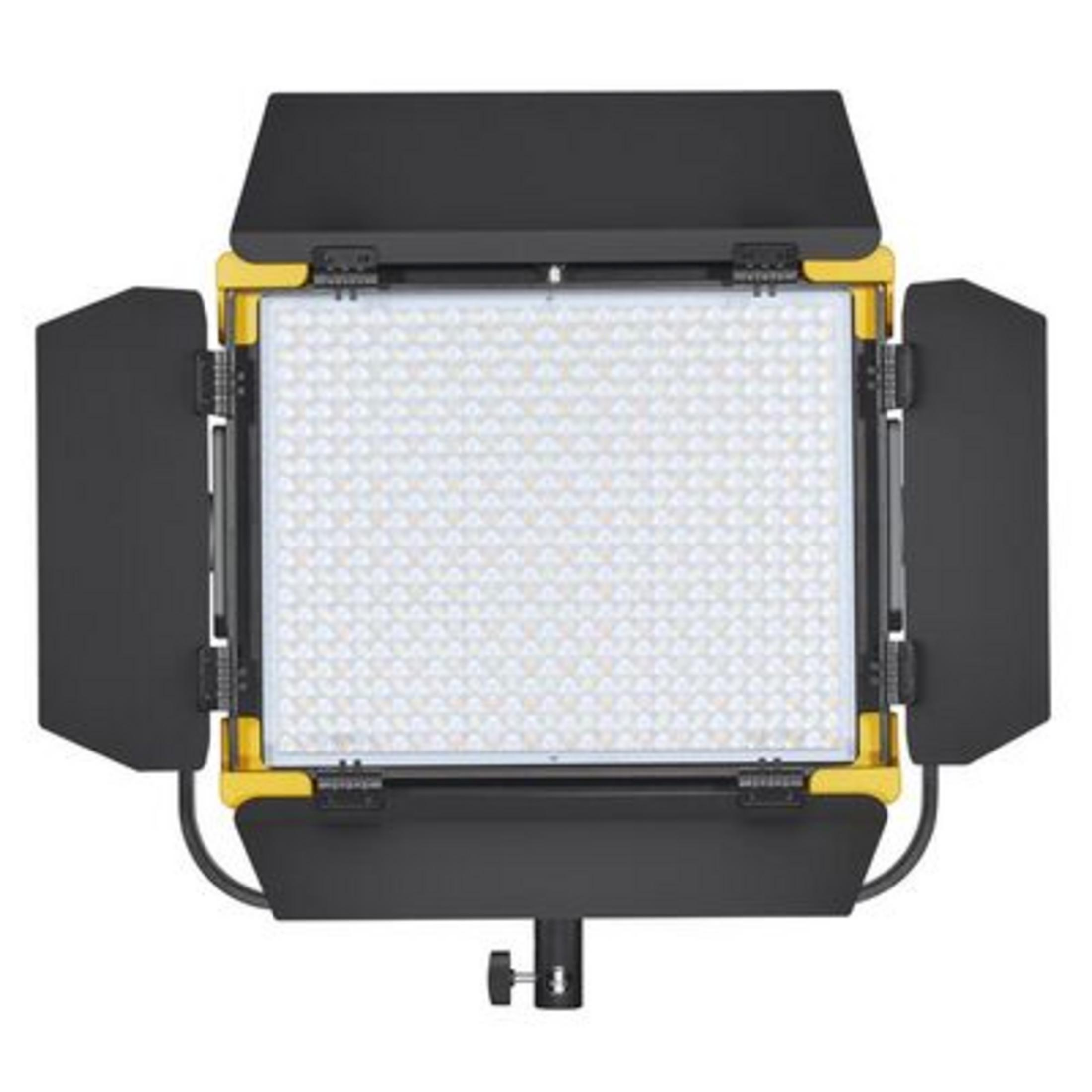 Ein helles LED-Panel mit schwarzen Barn Doors und gelben Akzenten, montiert auf einem Ständer.