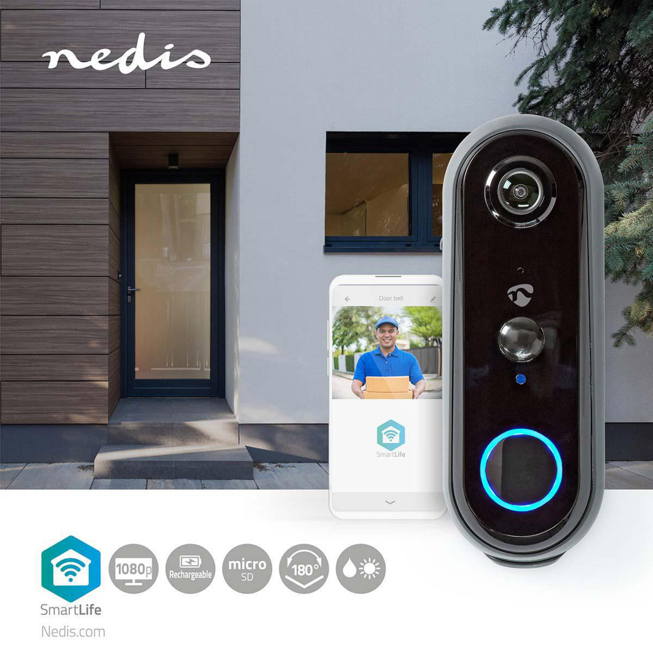 Ein smarter Türgong mit Kamera und Smartphone-Anzeige, neben einer Haustür.