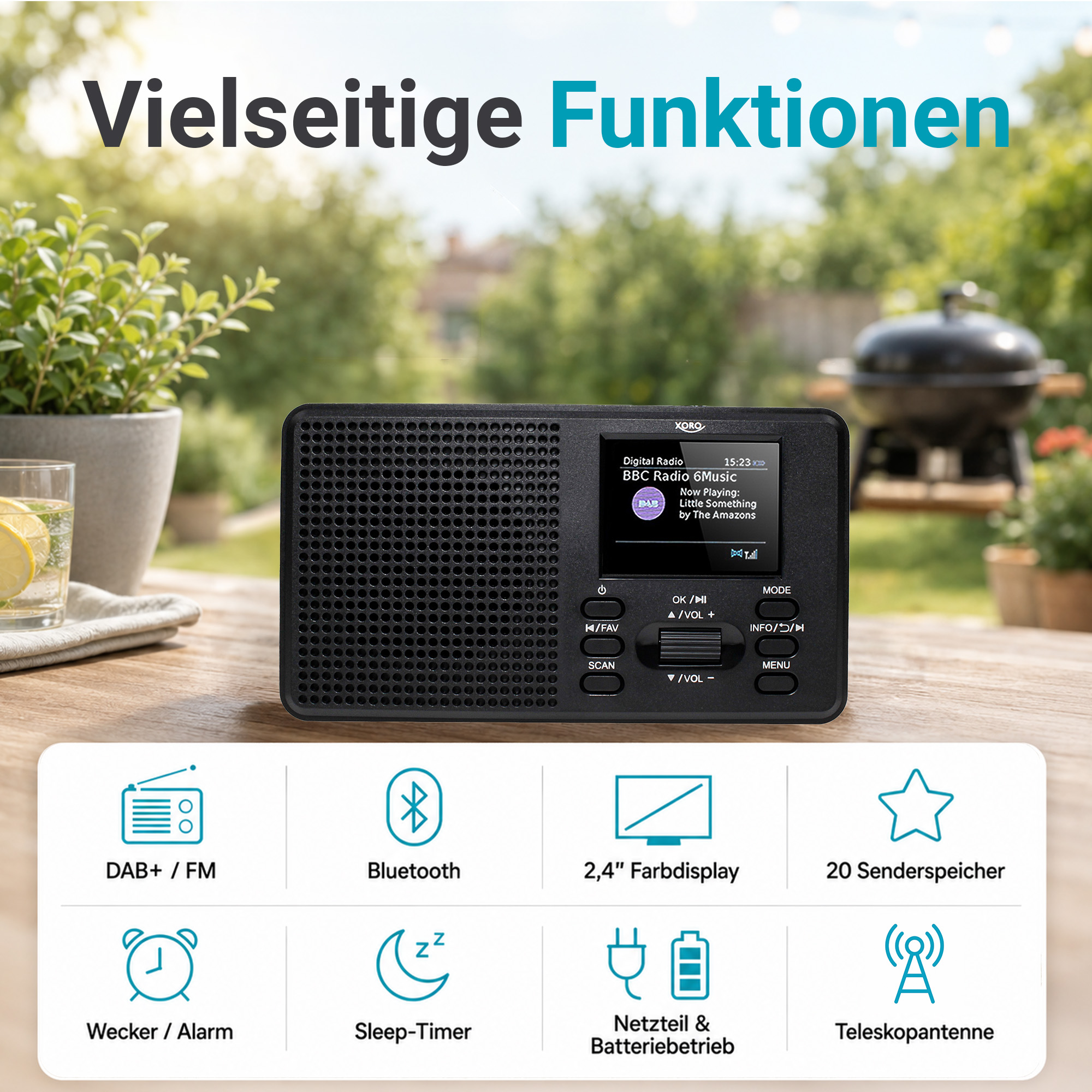 Una radio digitale nera con display si trova su un tavolo all'aperto accanto a un bicchiere d'acqua.