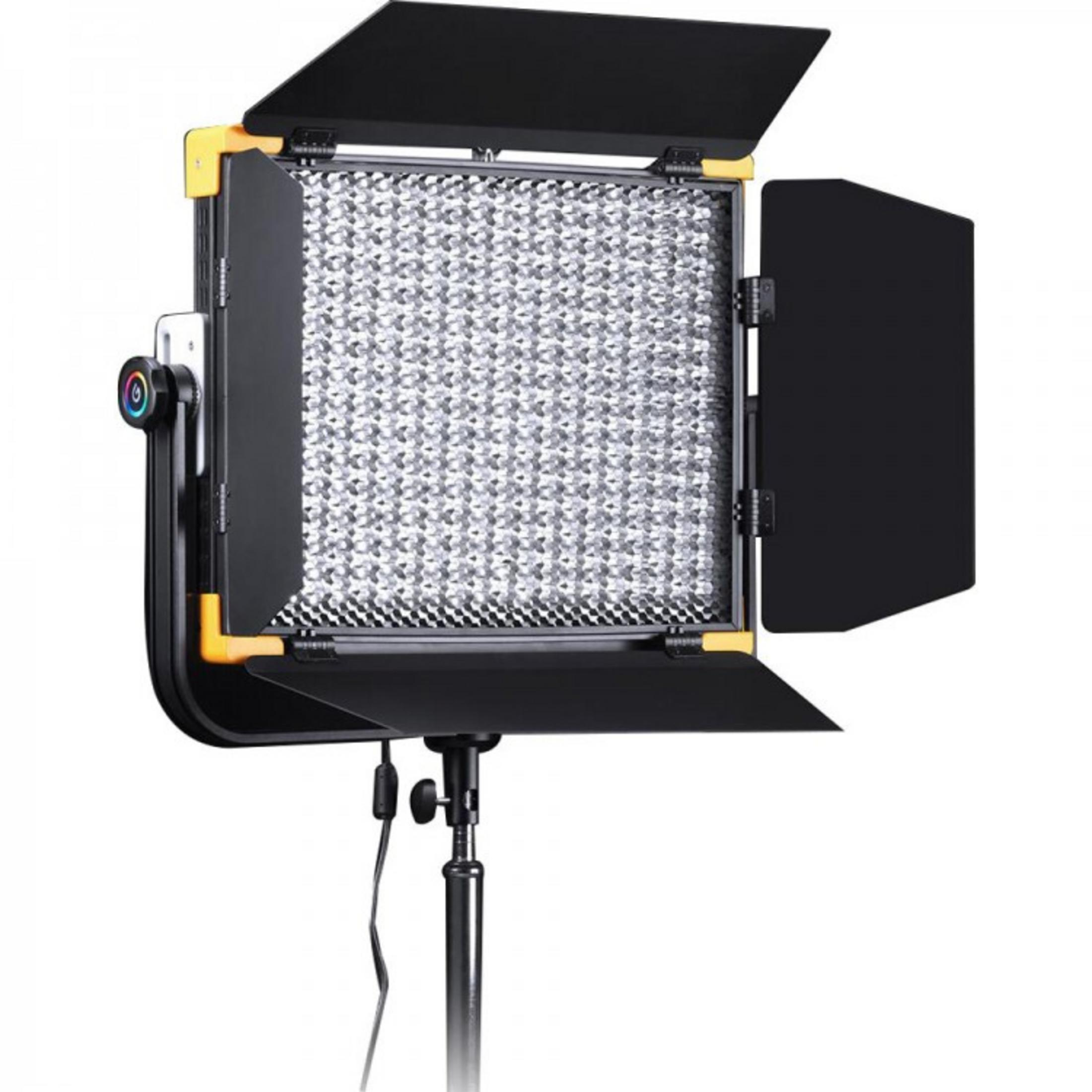 Une lumière vidéo LED noire avec volets, montée sur un trépied.