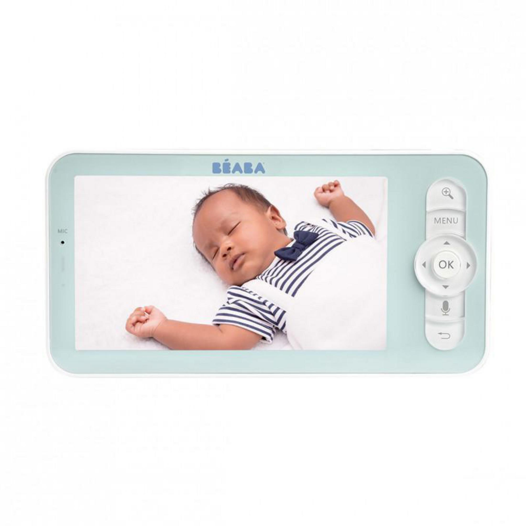 Bambino dorme su un lenzuolo bianco, indossa una maglietta a righe.