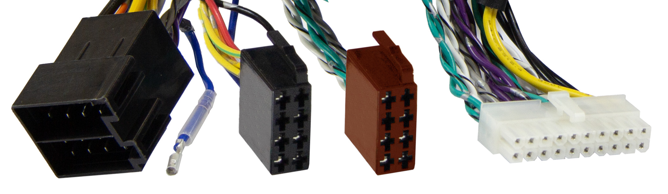 Mehrere Kabelstecker mit bunten Kabeln, auf weißem Hintergrund.