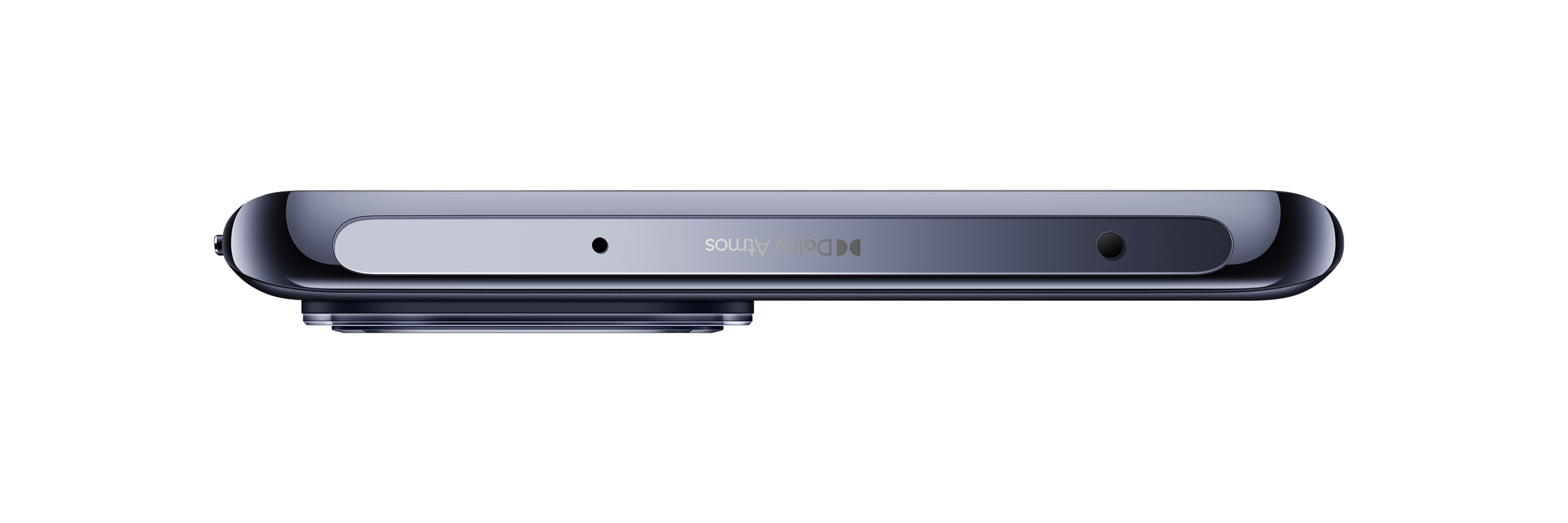 Primo piano del bordo inferiore di uno smartphone nero con logo Dolby Atmos.