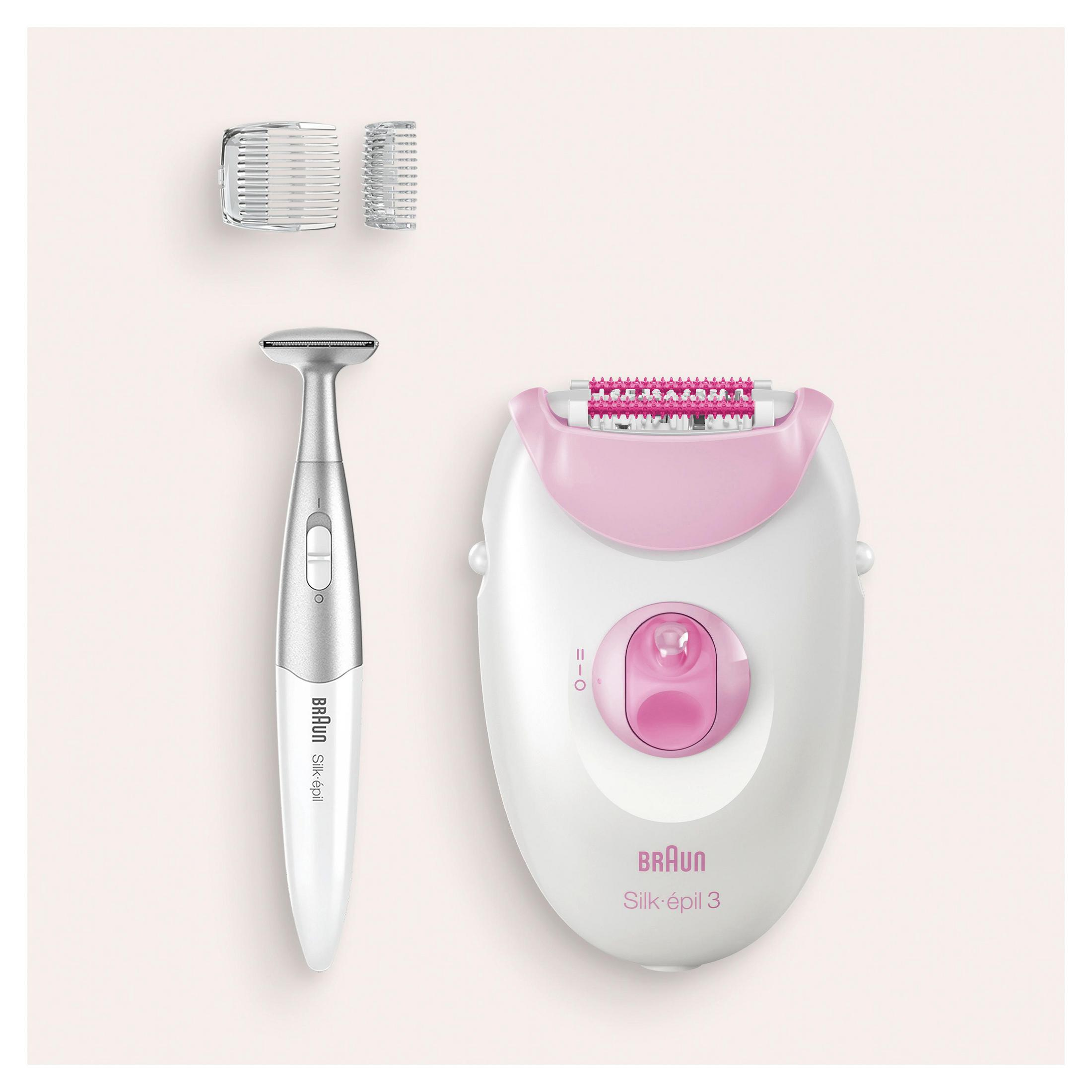 Un epilatore bianco con accenti rosa accanto a un rifinitore argento e due accessori.